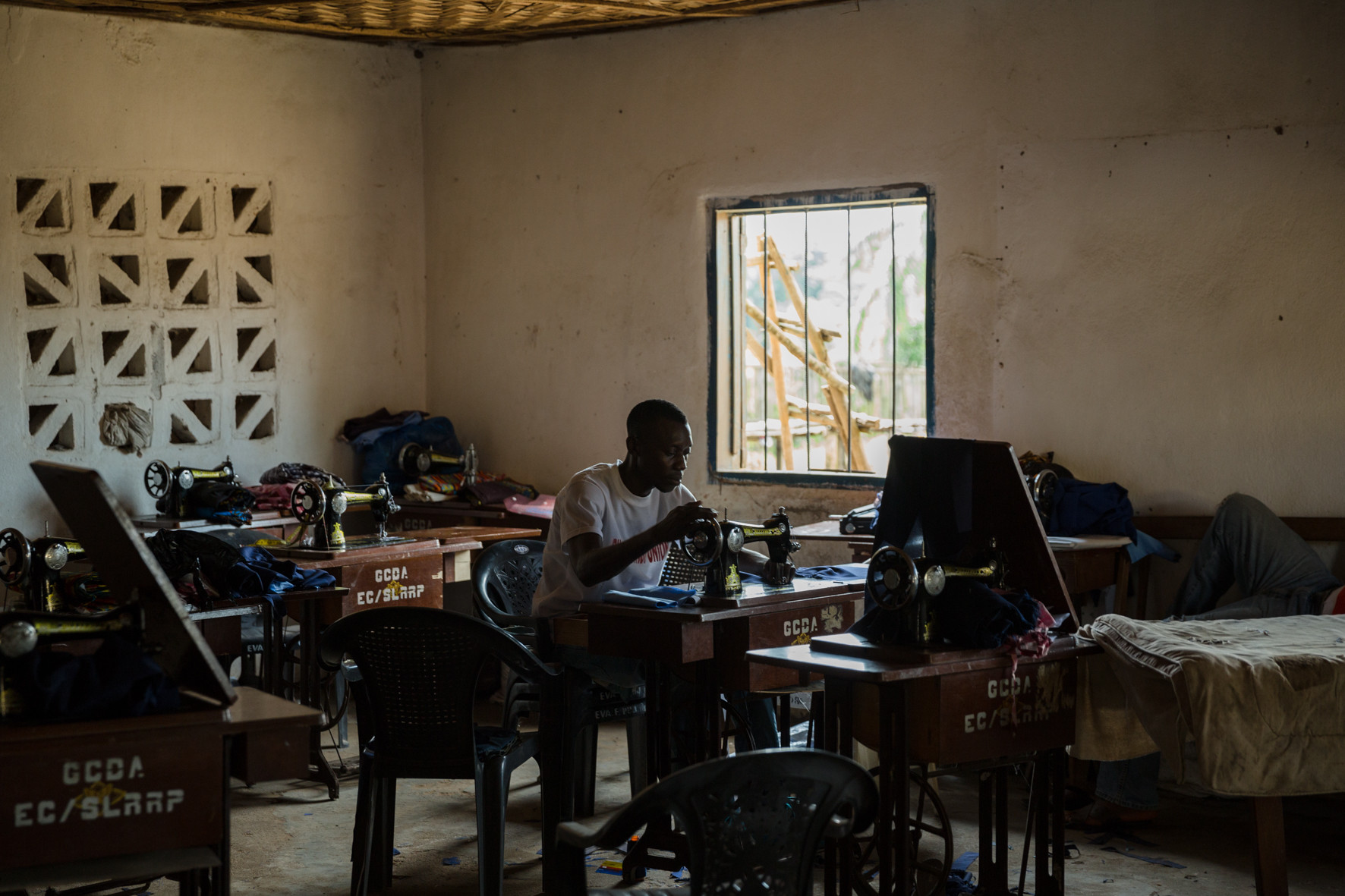 Eric does not like it when people call him “burial boy”. He would like to leave the stigma and traumas of Ebola behind and move forward. He is now going through a reskilling education and after that he hopes to be able to work as a tailor. He would also love to become a musician, a rap artist. He says that he always sings when he sews. Sometimes he makes lyrics out of what he experienced during the Ebola epidemic.