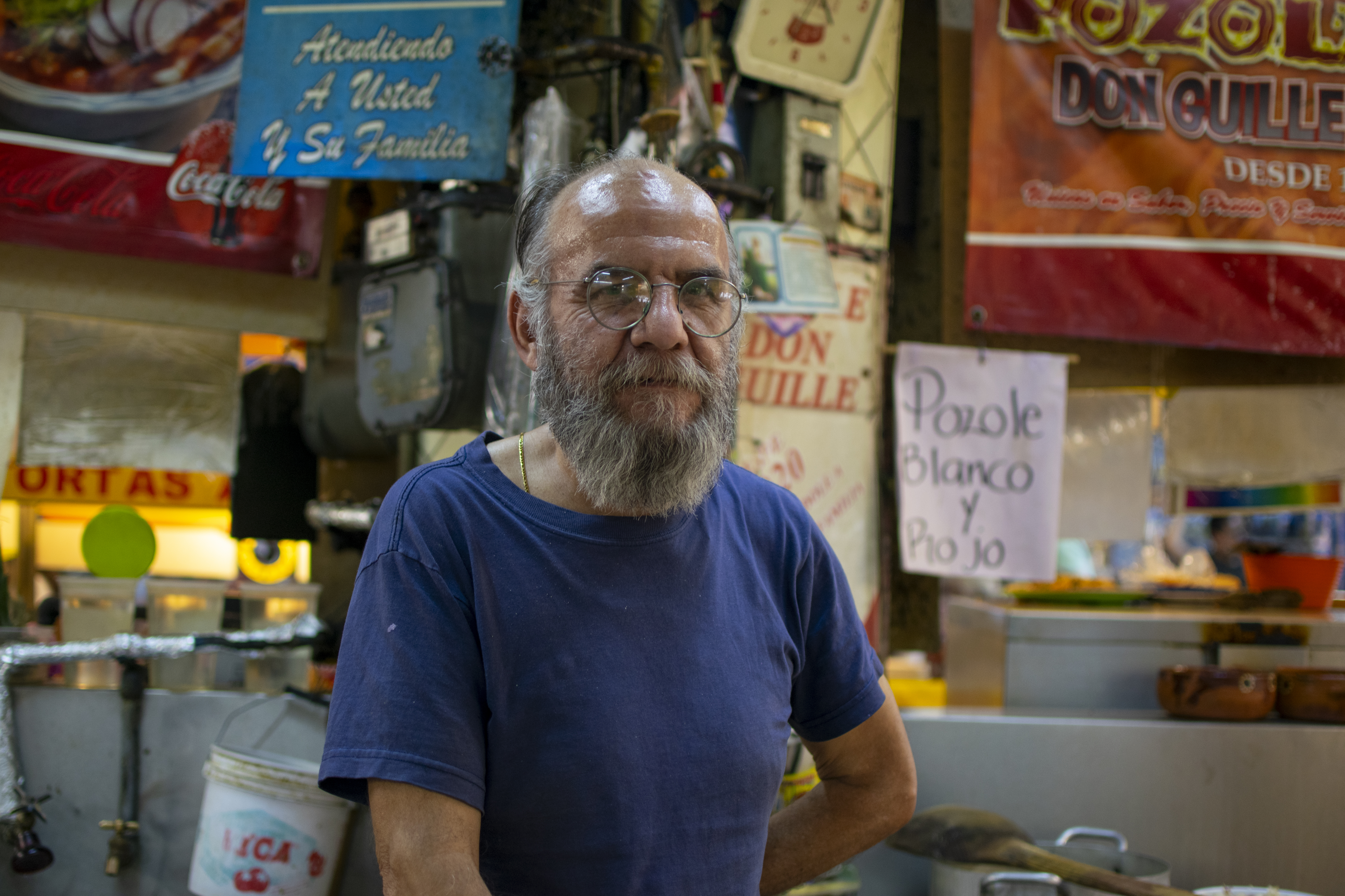 El hombre que servía pozole desde hacía más de 50 años, en el mercado de San Juan.