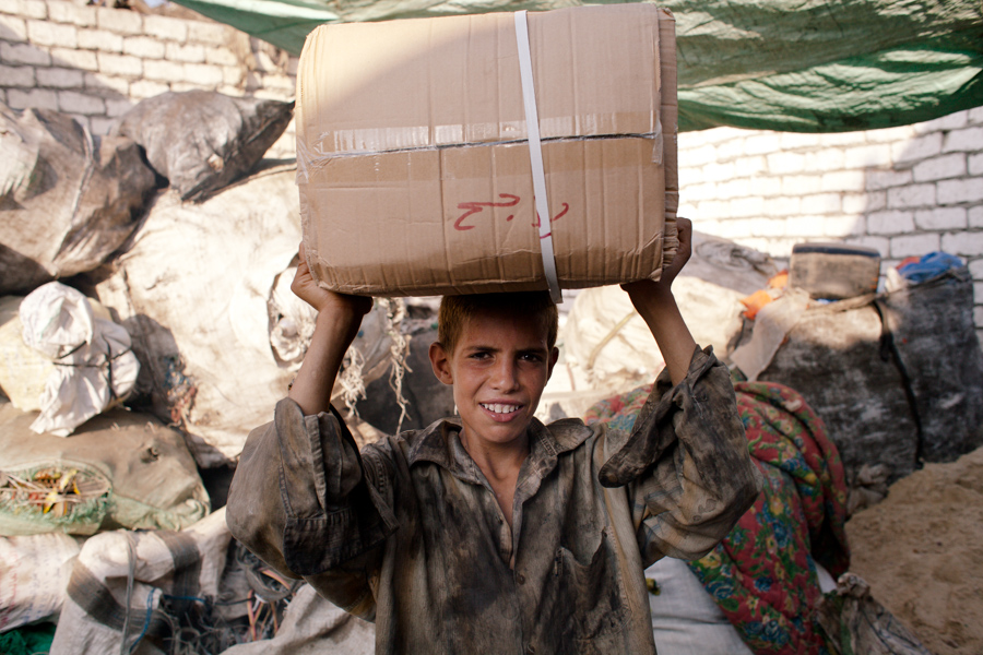 Peu d'enfants du village sont scolarisés. Même quand ils vont à l'école, les enfants travaillent au recyclage des déchets.