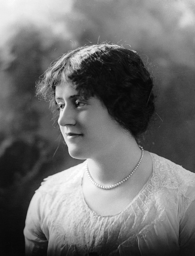 MISS THÉRÈSE FORGET, MONTREAL, QC, 1914, WILLIAM NOTMAN & SON. © MUSÉE MCCORD MUSEUM