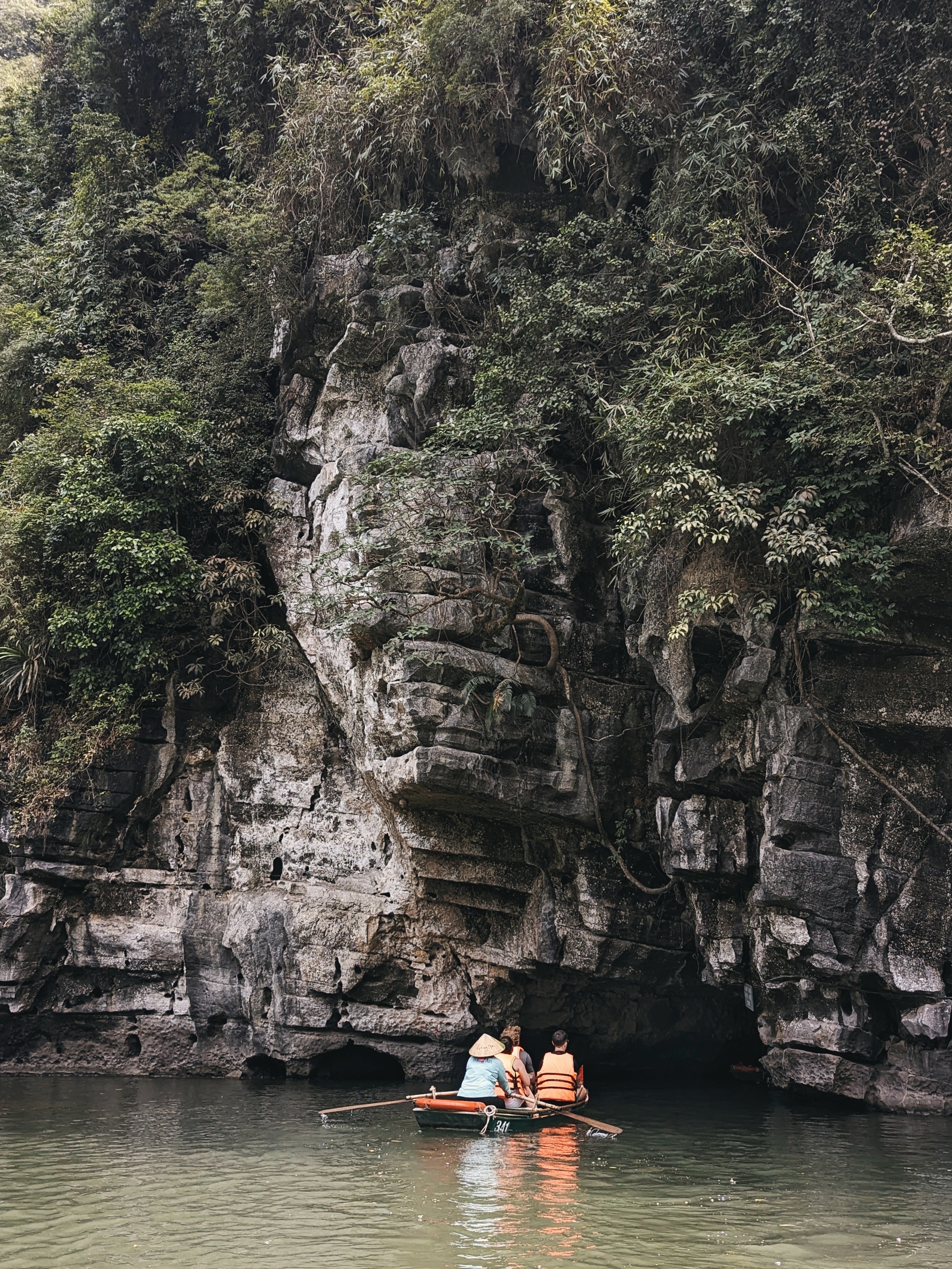 Boat cave tour  in Trang An