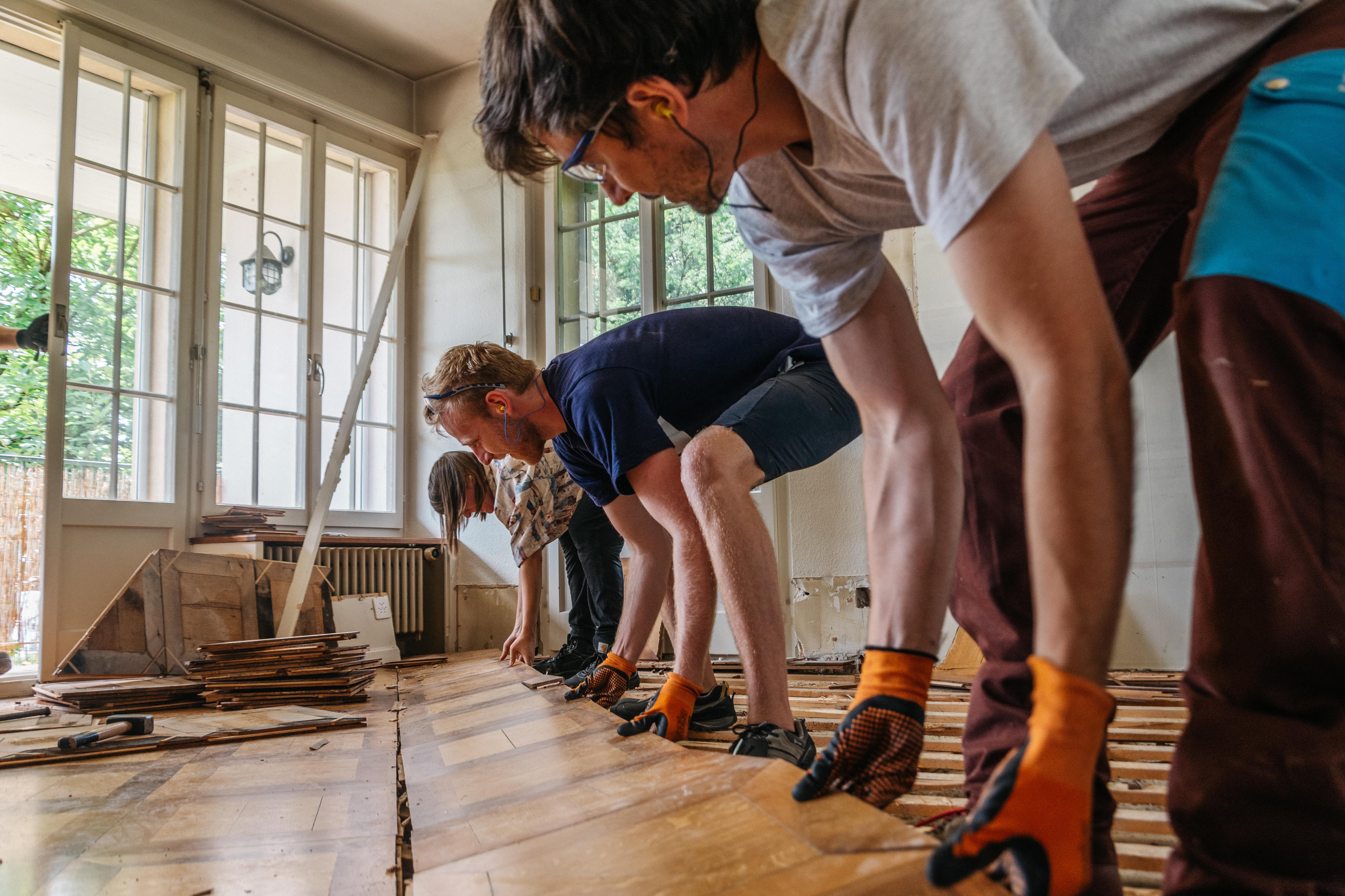 On dépose un parquet massif (©PJRenaud 2023)