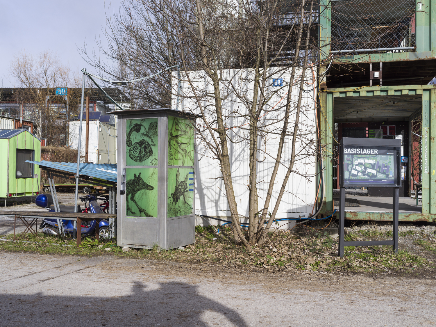 Schwarze Tuschzeichnung auf Buttermilch mit grüner Tusche, Zürich, 2024.