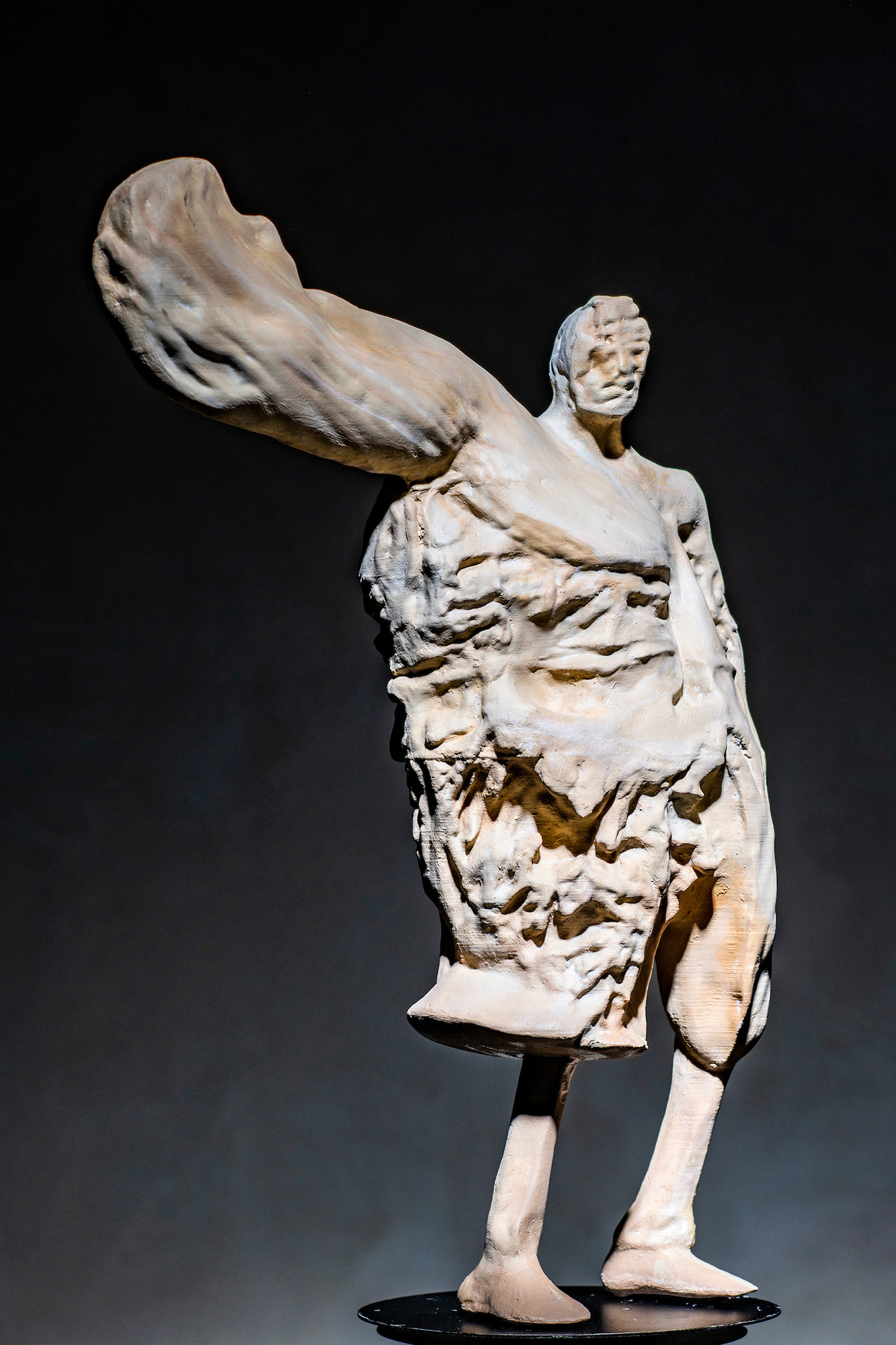 Górgona, 2021. Escultura. Inteligência Artificial, modelagem e impressão 3d, técnicas de restauro. 13 x 14 x 44cm.