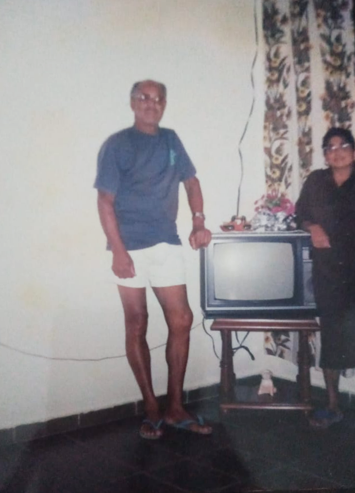 Pai e mãe de GG, em Pindamonhangaba, seu José e dona Josefa, mais conhecida como Lenir. Ela está vestida de marrom devido a uma promessa que fez a São Francisco de Assis para salvar a vida de GG, que entrou em coma depois de uma tentativa de suicídio.