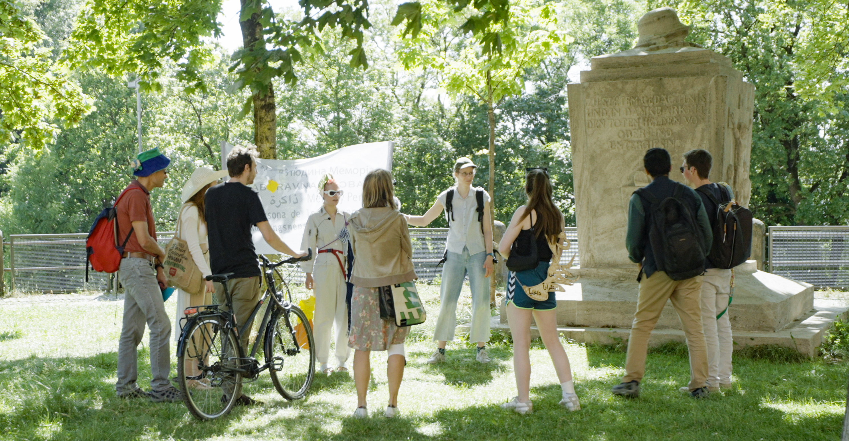 War memorial by Hans Lindl, built in 1929. The Giesing Denk(t)mal initiative led by the artist Wolfram P. Kastner has demanded a redesign of the memorial. Performer: Elisavieta Bogushevskaya. Giesing, 2023. Image: Mathias Reitz Zausinger.