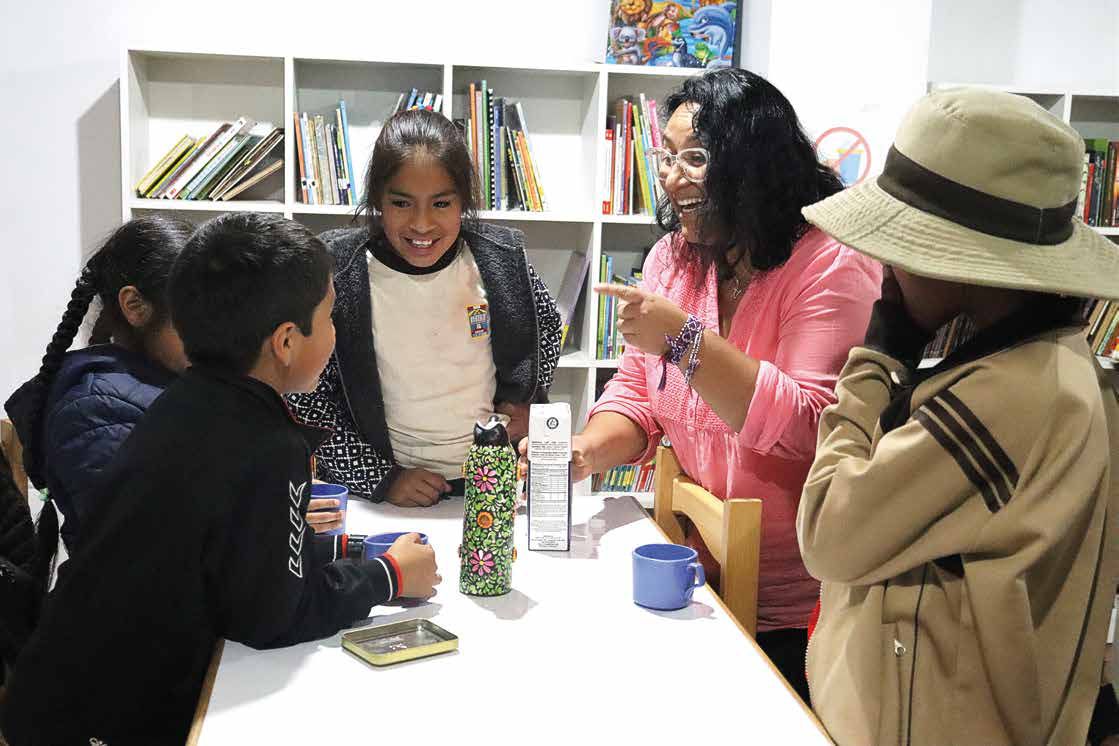 Niñas y niños participando en actividades creativas y de acompañamiento afectivo en Casa Kuska, espacio comunitario del Valle Sagrado.
