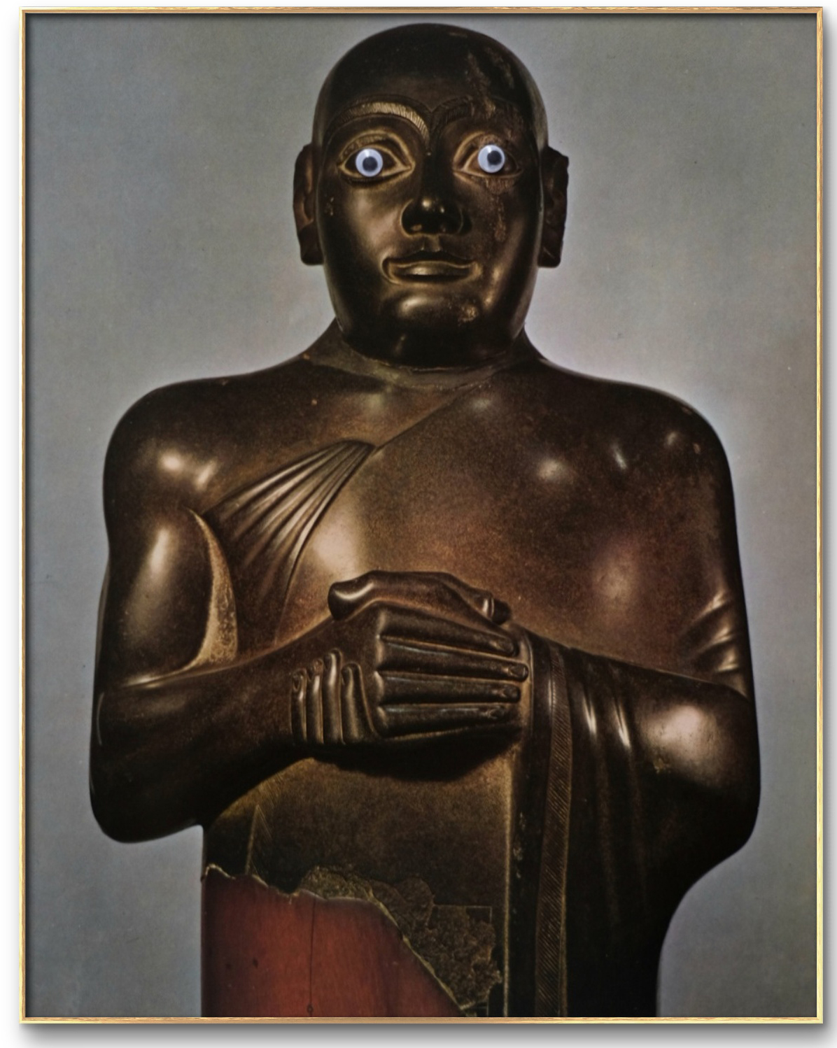 Arte Neo-sumérica. Estátua de Gudéia(¡?). Parte superior de uma estátua de homem. Período de Gudéia (cerca de 2290-2255 a-C). Feito em Diorito, com sinais de dobradura nas unhas. Proveniente talvez de Telloh (antiga Girsu, perto de Lagash)