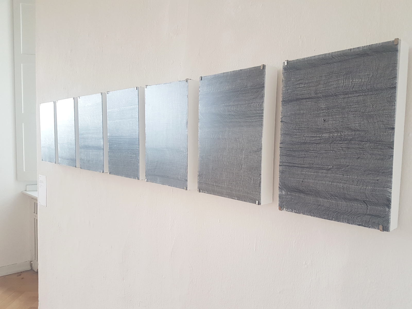TO BREATHE, Installation aus 21 Objekten, Acrylglas, Mullstoff und Holzrahmen, je 36cmx25cmx6cm und einem dazugehörigen Hängeregister mit 21 Hängemappen, 2021
