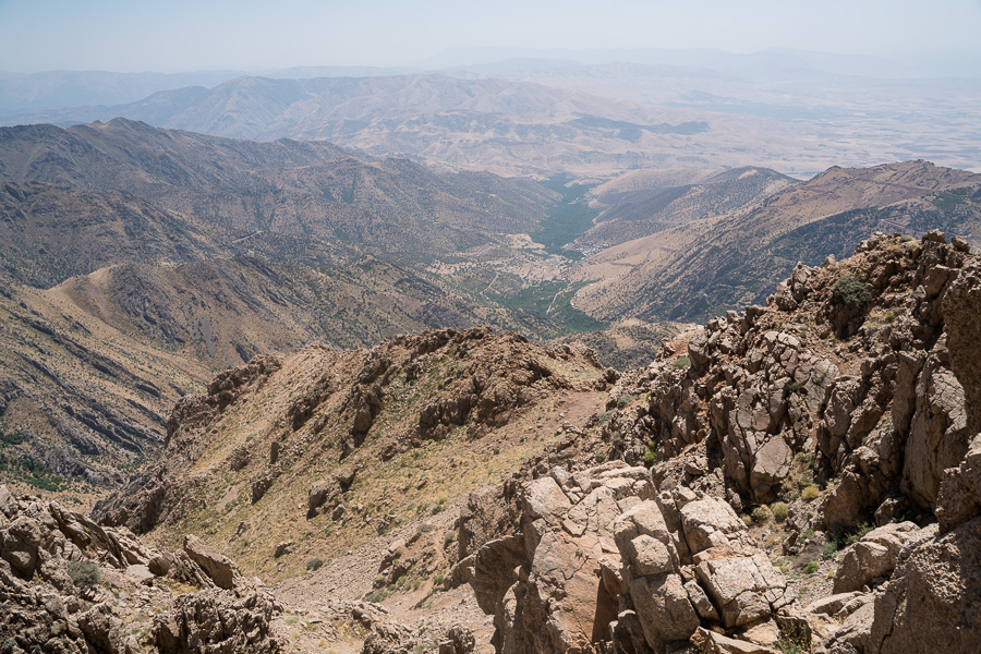 R&eacute;gion de Hewraman, Kurdistan e rojhelat (Iran), &eacute;t&eacute; 2019. Le chemin jusqu'&agrave; la ville de Tawela (Kurdistan Sud, Irak) en contrebas est escarp&eacute;. Les kolbars y vont &agrave; pieds ou avec des mules (olardars) r&eacute;cup&eacute;rer les marchandises.