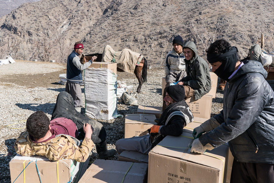Village de Zale, Kurdistan, Irak, f&eacute;vrier 2017. Les kolbars prennent un court moment de repos avant de repartir.