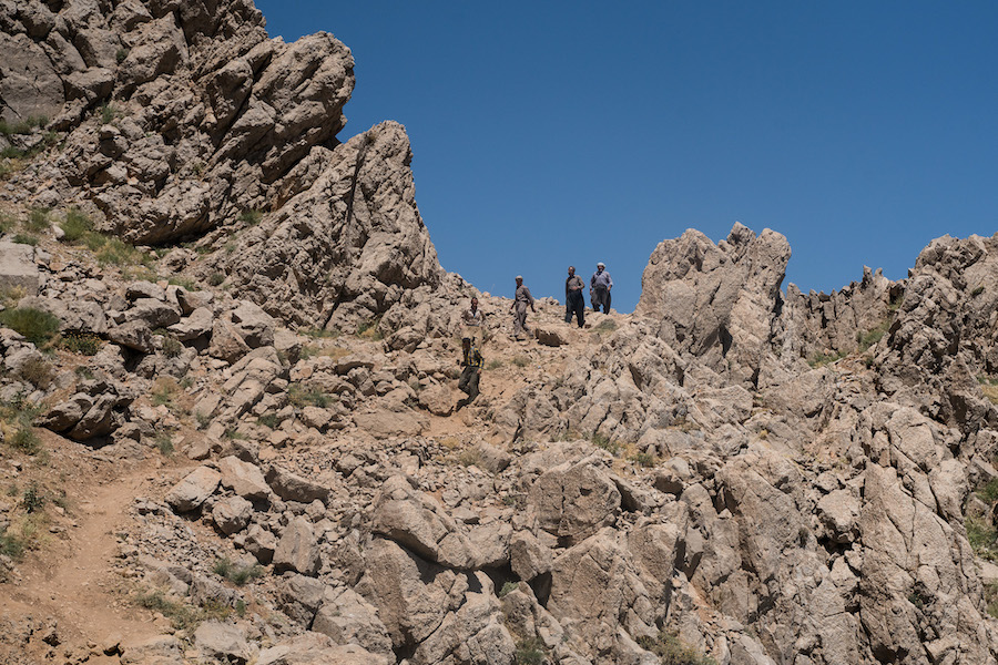R&eacute;gion de Hewraman, Kurdistan e rojhelat (Iran), &eacute;t&eacute; 2019.  Ces kolbers se pr&eacute;parent &agrave; aller chercher des marchandises en Irak. Ils reviendront pendant la nuit.