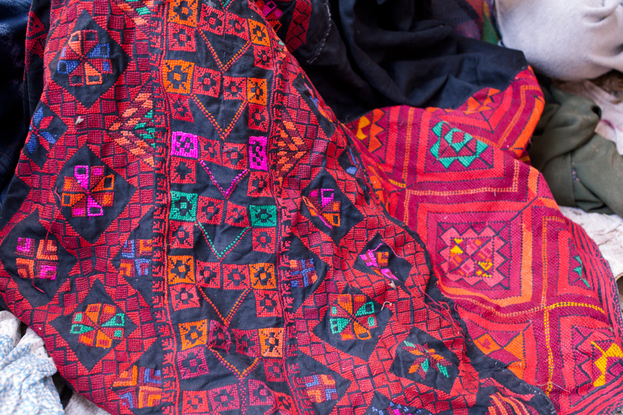 Cette robe palestinienne traditionnelle a été brodée après s'être installé en Egypte. C'est un souvenir important de la culture palestinienne.