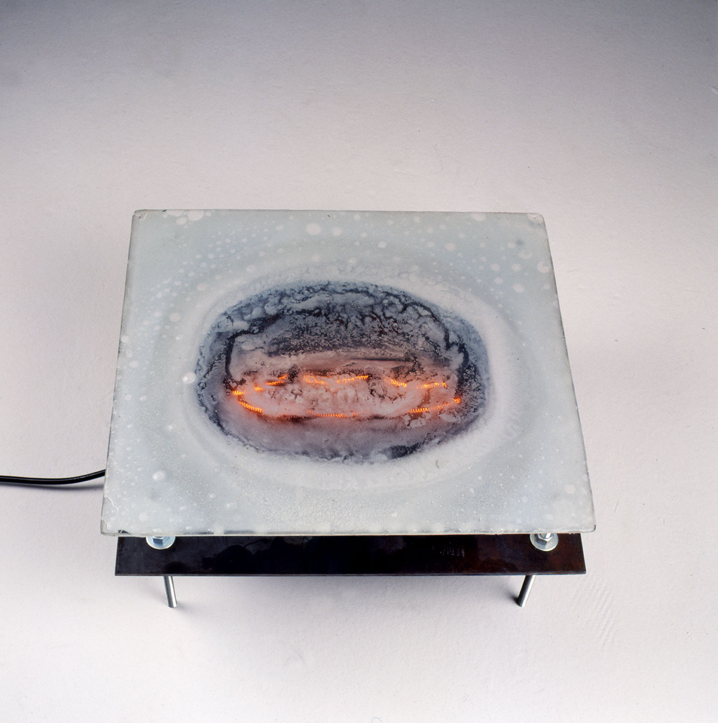 1992   I   untitled   I   iron,parafin, eletrical resistence and glass   I   21 x 40 x 35 cm