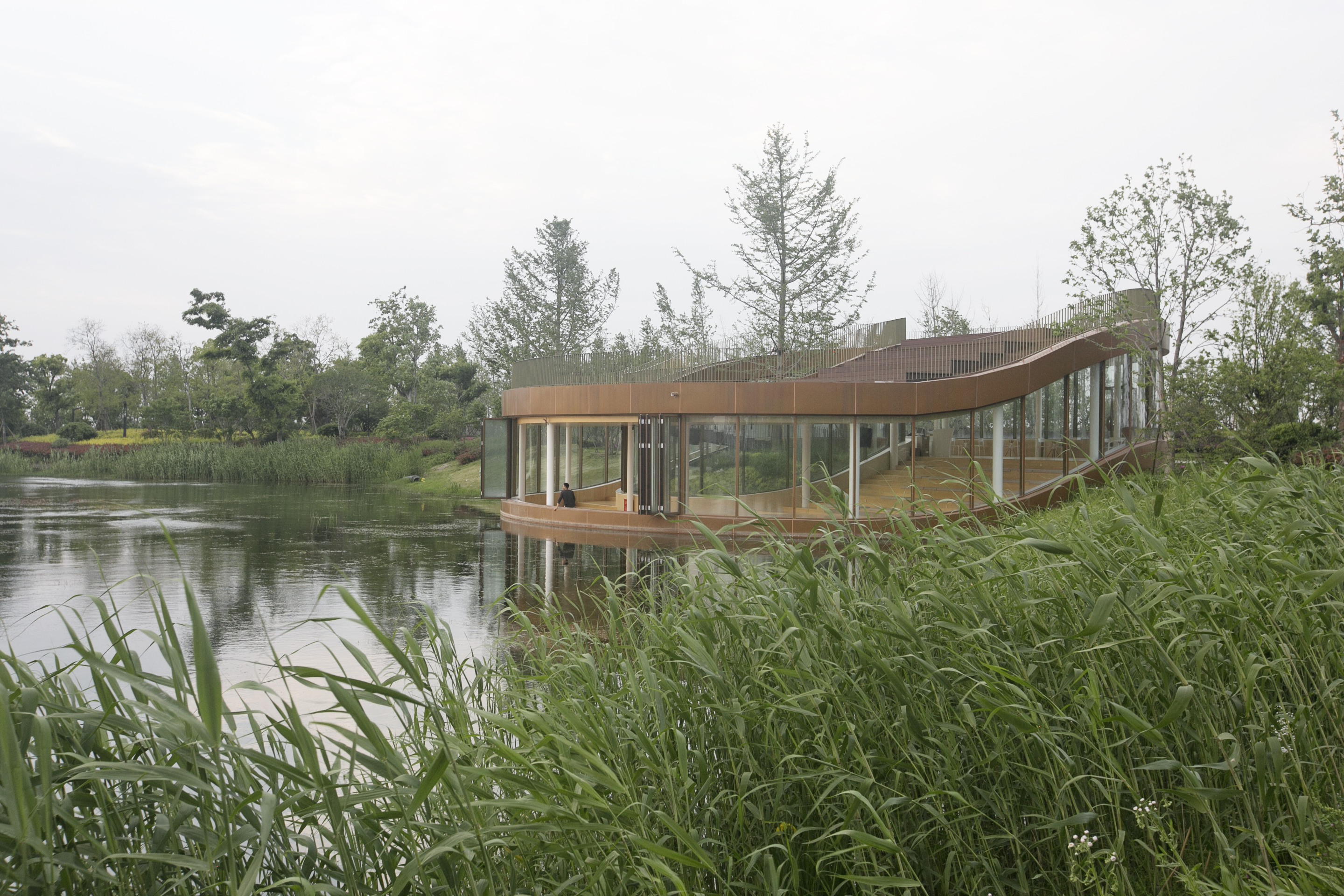  Emerging out of the water, the Lakeside pavilion welcomes visitors. The buildings bends with the topography and brings people from the train straight into the water.