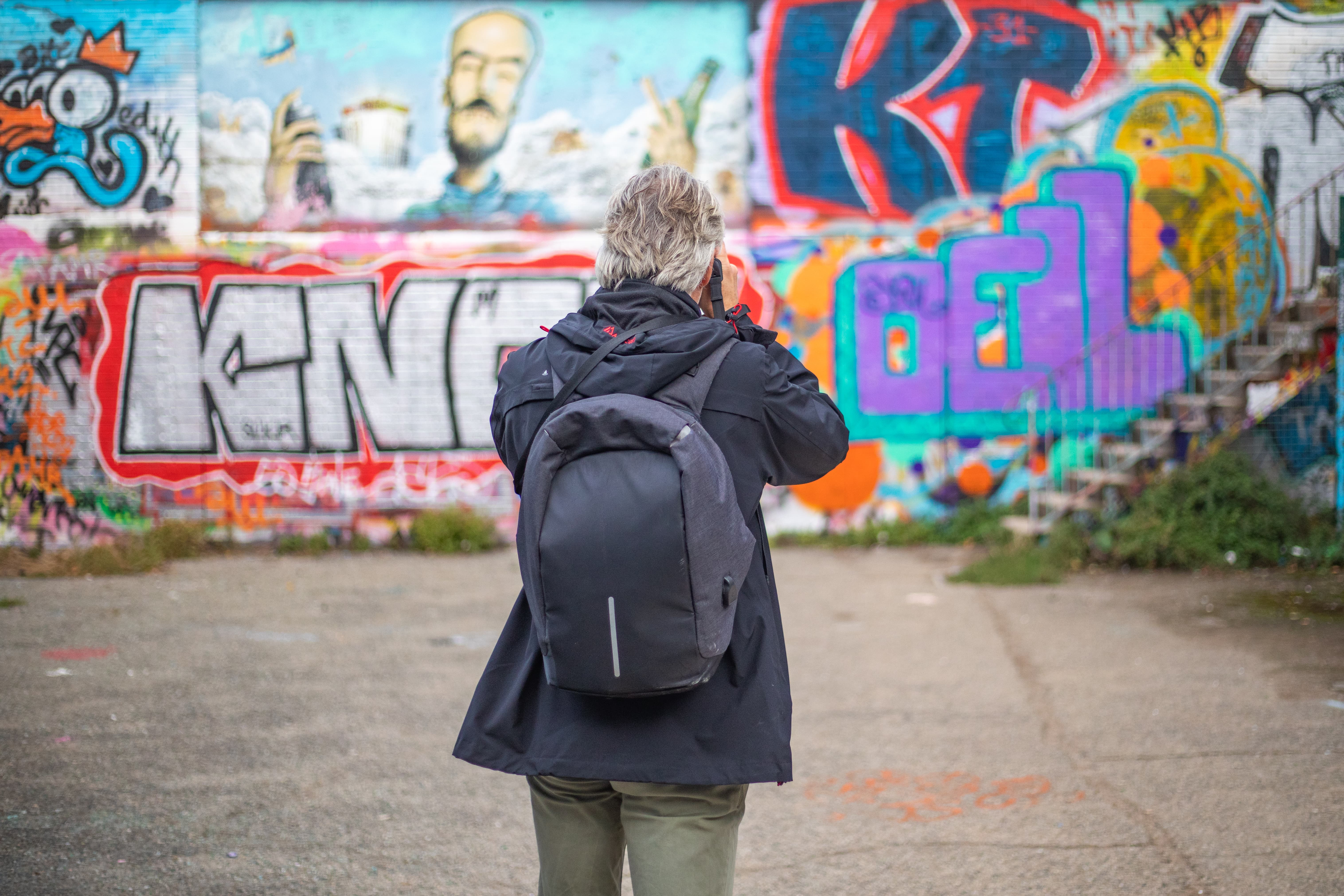 Homme photographie des graffitis