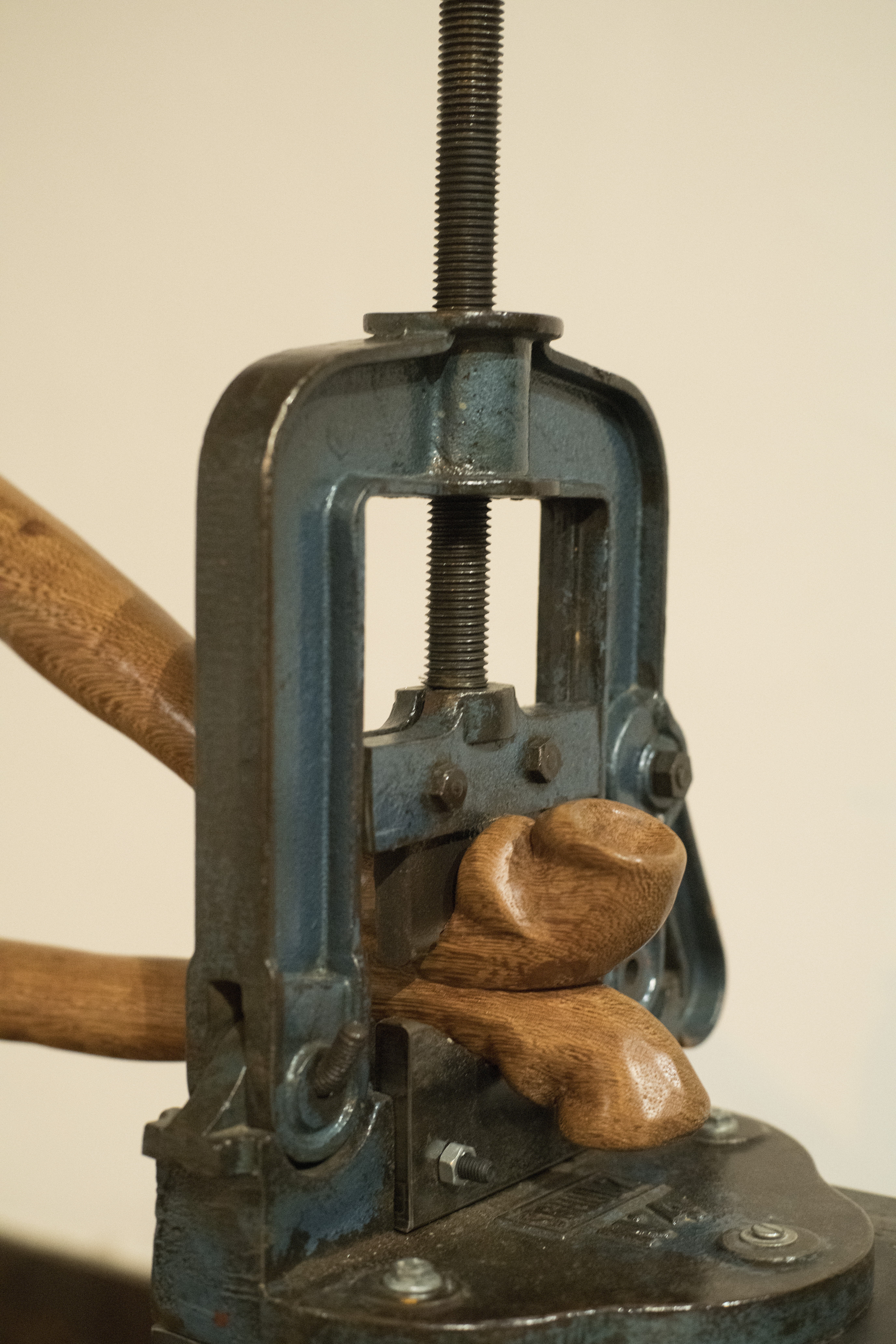 (detalhe) Sem título - Da série Sob Pressão, 2023. Madeira e metal, 150 x 80 x 27 cm. 