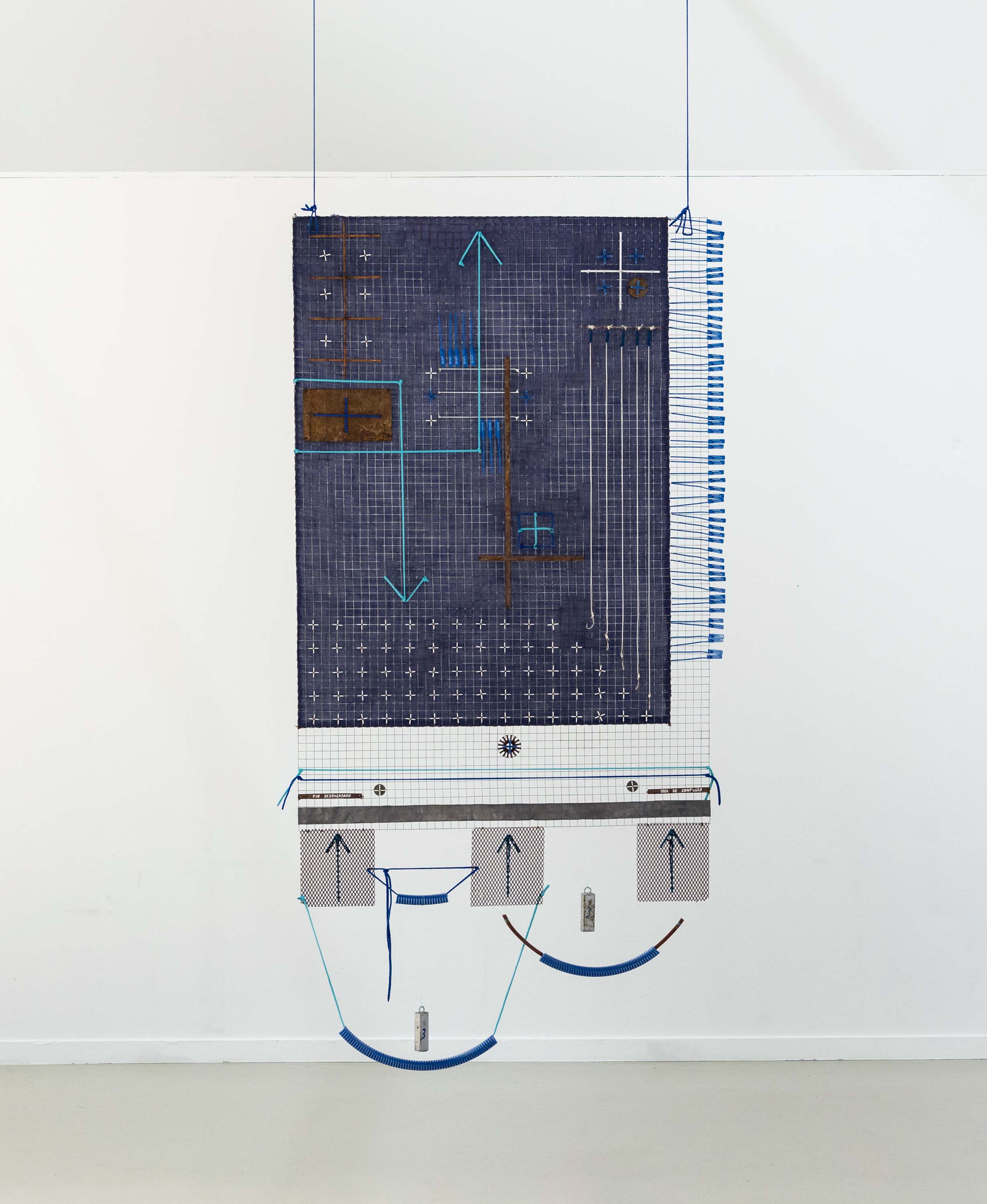 FIO DESENCAPADO, ISCA DE CONFUSÃO 4Iron, fabric, plastic, rubber, rope, acrylic paint, nylon and lead. 230 x 106 cm. 2021