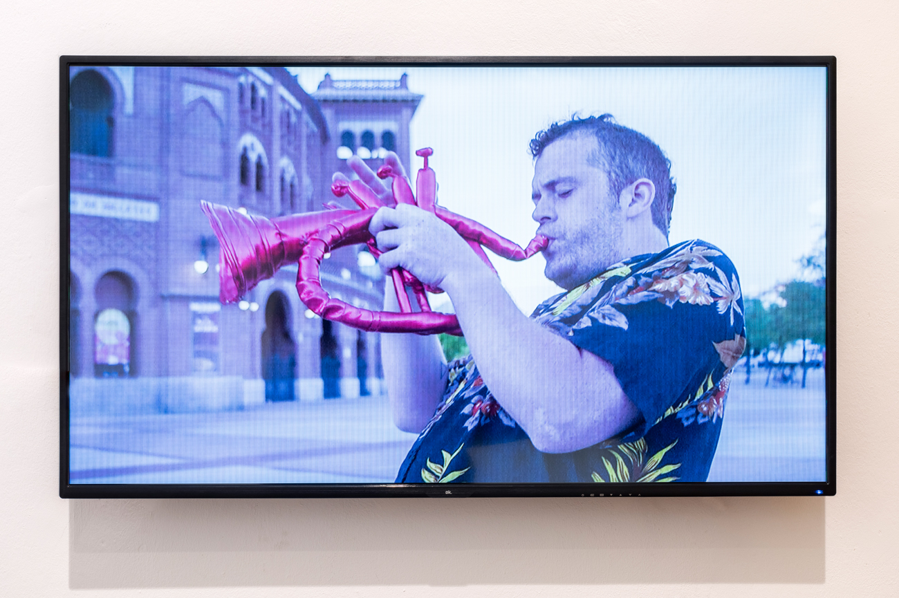 Pilar Quinteros & Patricio BlancheEl Fliscorno y el Zapato de Gamuza, 2021Tres vol&uacute;menes de cuero sint&eacute;tico, un cortometraje y un dibujo sobre papelVol&uacute;menes: dimensiones variablesVideo: 10'Dibujo: 50 x 70 cm