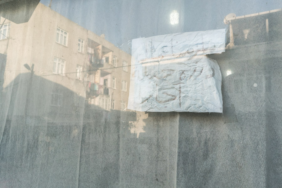 Quartier de Bayramtepe, Istanbul. Les inscriptions en arabe témoignent de la présence nombreuse des réfugiés de Syrie, principalement du Kurdistan.