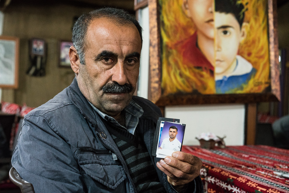 Diyarbakir (Amed), Quartier de Sur. Abdullah, 52 ans, tient une photo de son fils G&uuml;nd&uuml;z. G&uuml;nd&uuml;z Akmeşe avait 28 ans. Il venait de se marrier et n'habitait plus le disctrict de Sur. En d&eacute;cembre, au d&eacute;but des combats, il est revenu aider sa soeur &agrave; quitter Sur lors d'un cessez-le-feu. Mais les combats ont repris sans qu'il puisse quitter le quartier. Une vingtaine de jours plus tard, son p&egrave;re a appris sa mort &agrave; la t&eacute;l&eacute;. Son figurait parmi une liste de personnes que la police affirmait avoir &eacute;t&eacute; tu&eacute;es. Sa famille attend depuis 2 mois  et demi de r&eacute;cup&eacute;rer son corps.