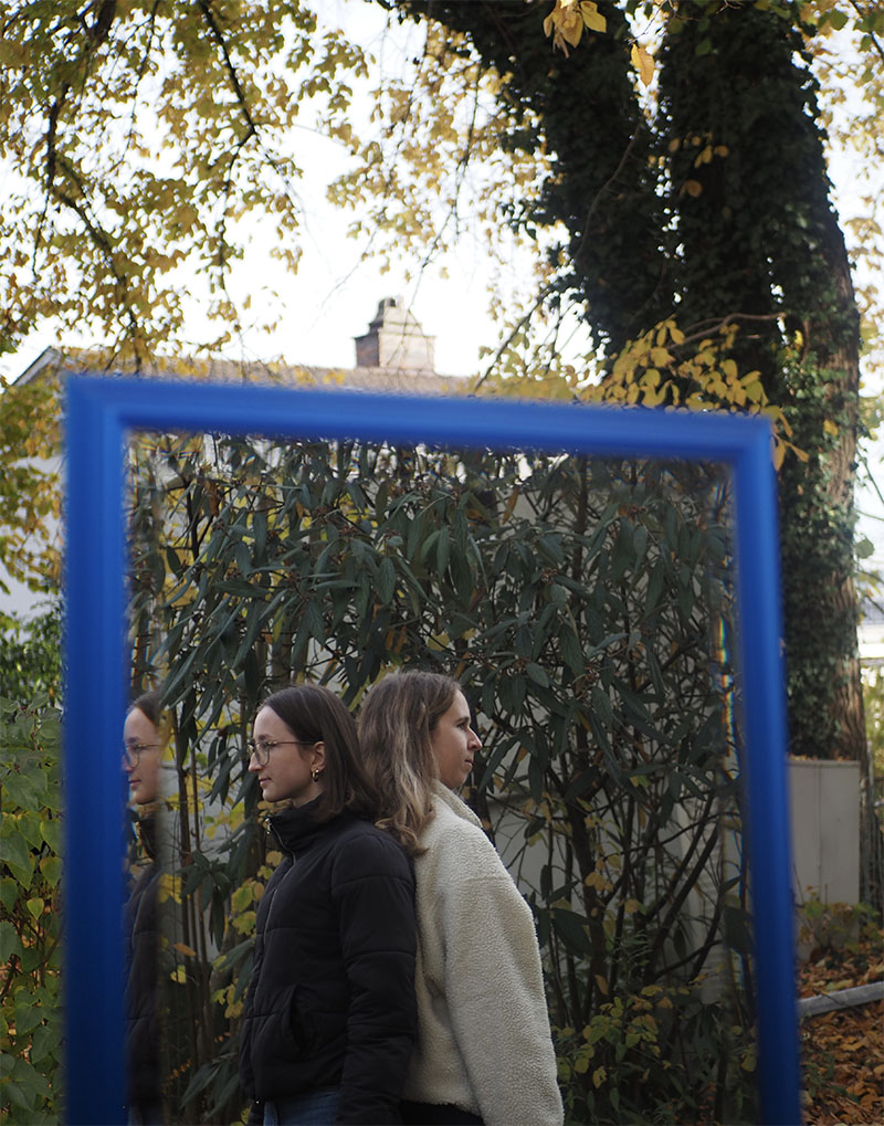 R&uuml;cken an R&uuml;cken.