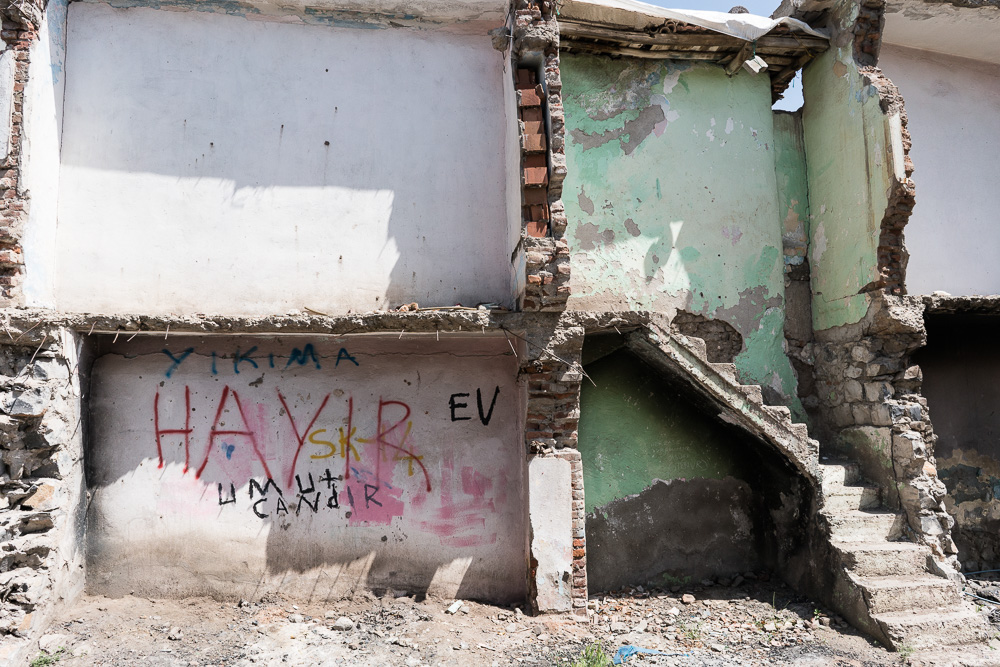 Diyarbakir, Sur, mai 2017. Faute d'&ecirc;tre entendus, les habitants &eacute;crivent leur r&eacute;sistance sur les murs. "Non aux destructions".