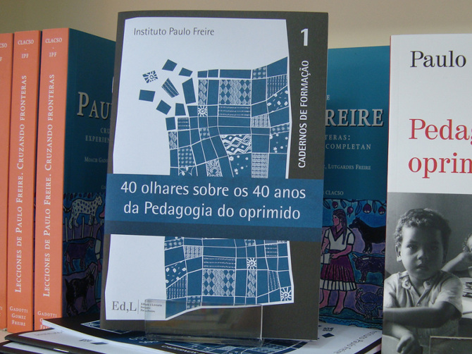 Booklet for Instituto Paulo Freire: implementing and documenting the use of open-source software for in-house graphic design (Inkscape, Gimp, and Scribus).