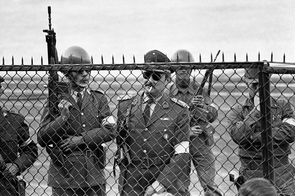 Marcelo MontecinoGuardias, Estadio Nacional, Santiago, 1988Vintage, gelatina de plata40 x 32 cm 