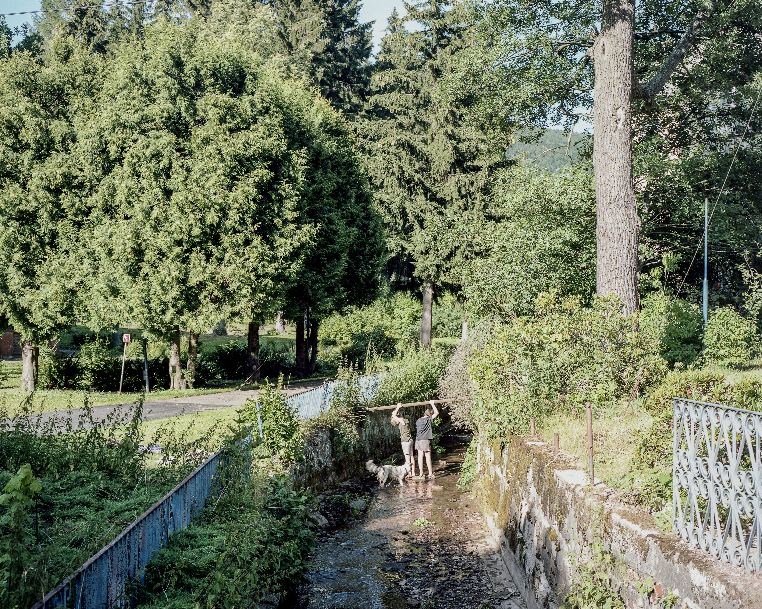 Sokołowsko was established as one of the world’s first sanatoriums, thanks to its unique location in a valley with exceptionally clean air. After the industrial collapse of the region in the 1990s, the nearly forgotten village was gradually taken over by artists and turned into a space for annual film, experimental music, and performance art festivals. In recent years, the settlement has been undergoing noticeable gentrification, with new investments and rising property prices contributing to the gradual replacement of long-time residents.