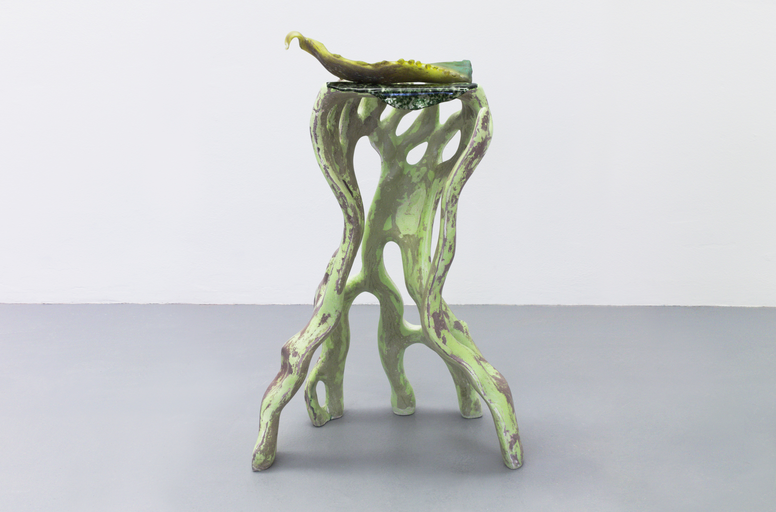 Host, Acrystal, fibre glass, sandblasted glass, slumped glass, caput mortuum pigment, true lime/linden green pigment, 103x61x38cm, 2023