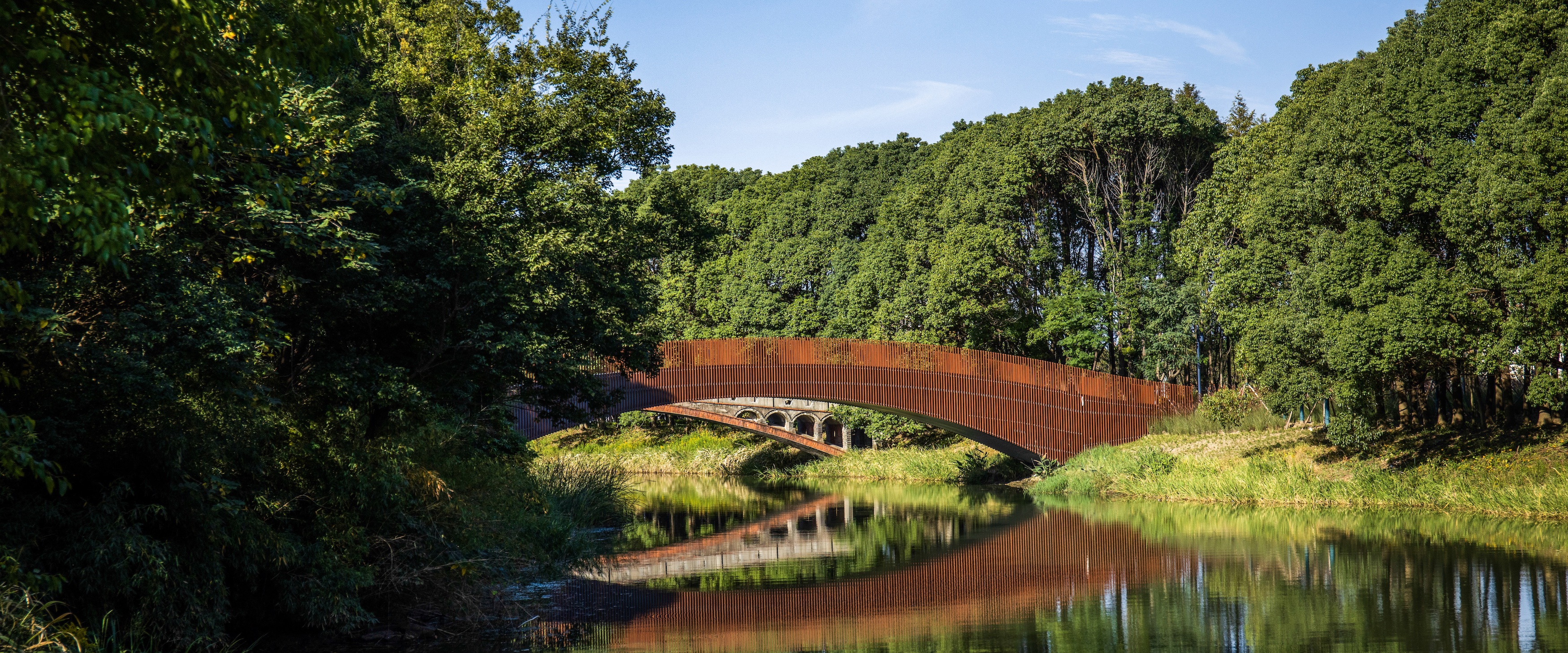 秋日的廟涇河中央水廊