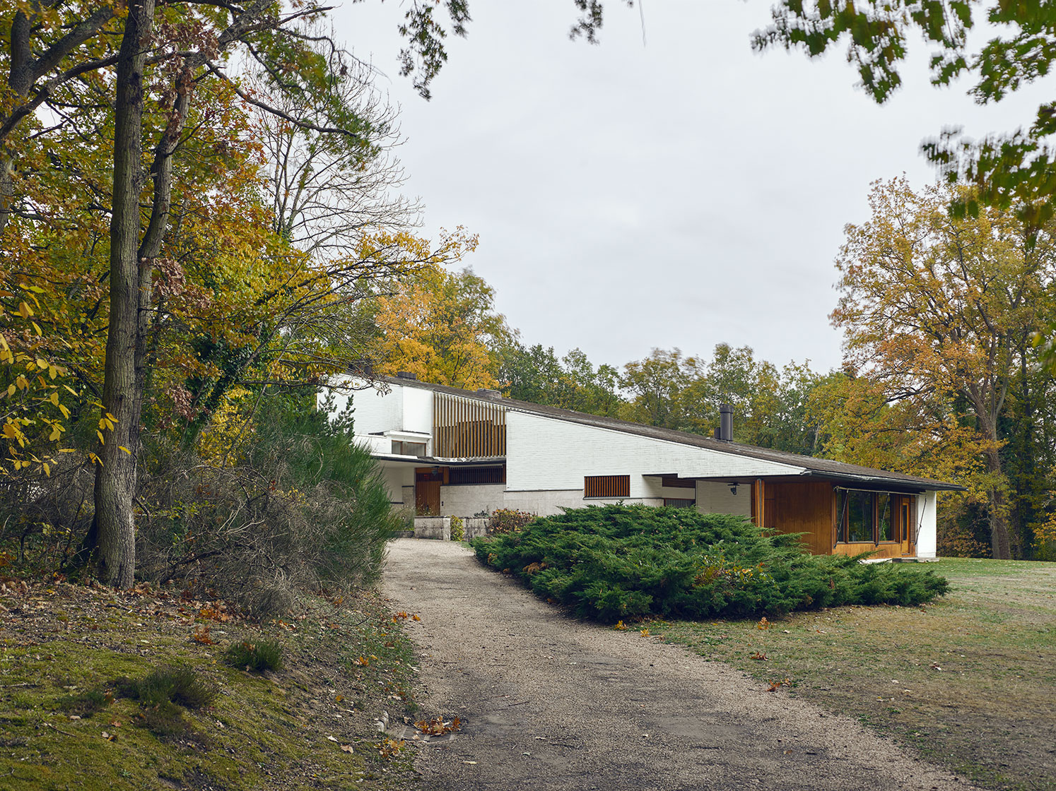 ALVAR AALTO - MAISON LOUIS CARRÉ - BAZOCHES-SUR-GUYONNE. FRANCE