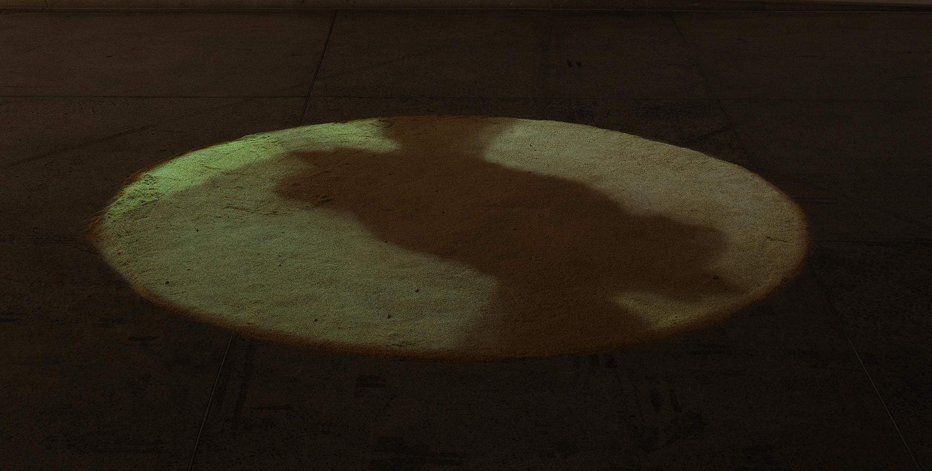 Doppelgänger. Video instalación. Medidas variables, arena y proyección sobre el suelo.