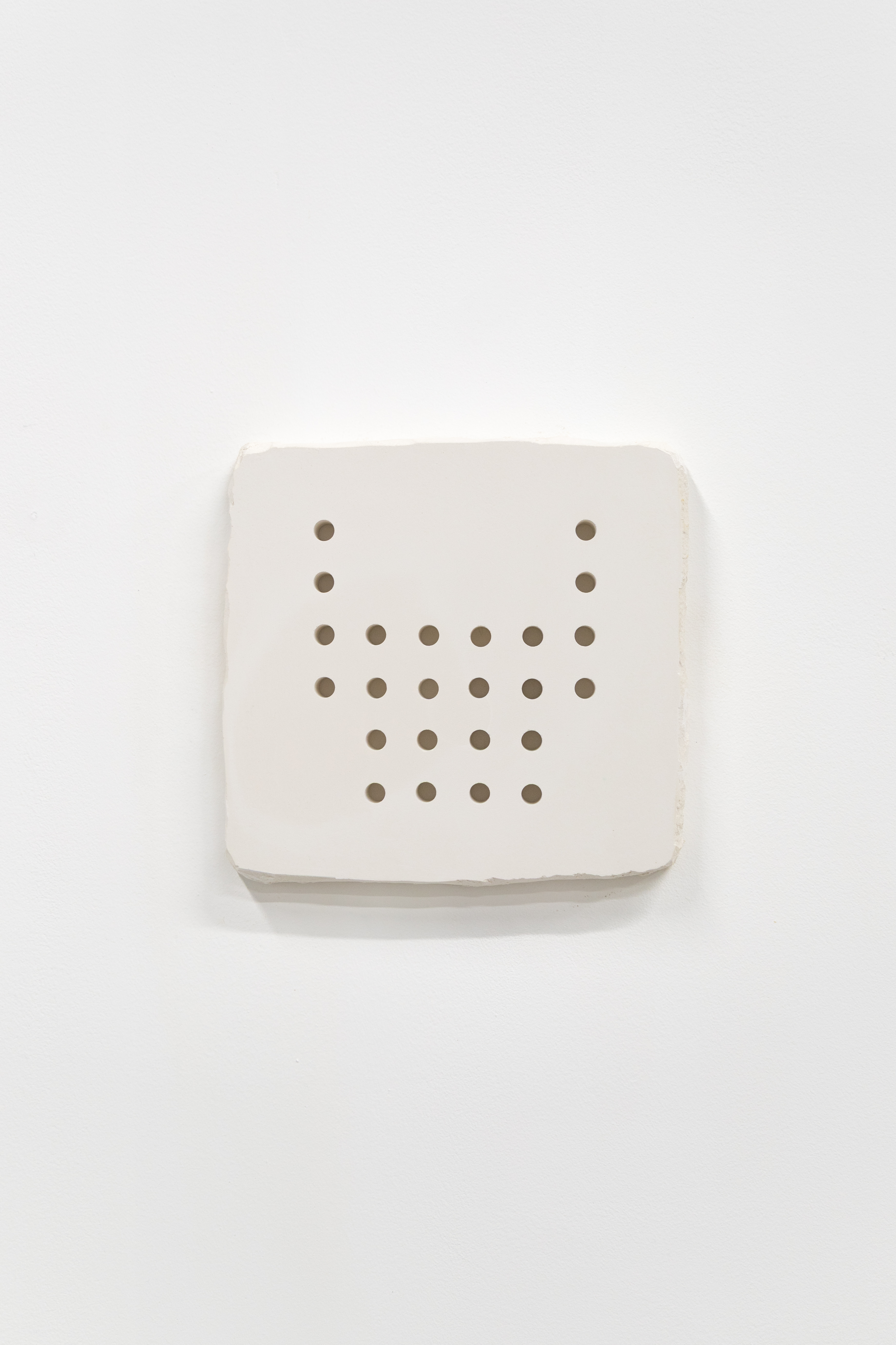  Trou, plaque, ligne 26, plâtre, 22,5 x 23,5 x 2,6 cm, 2025