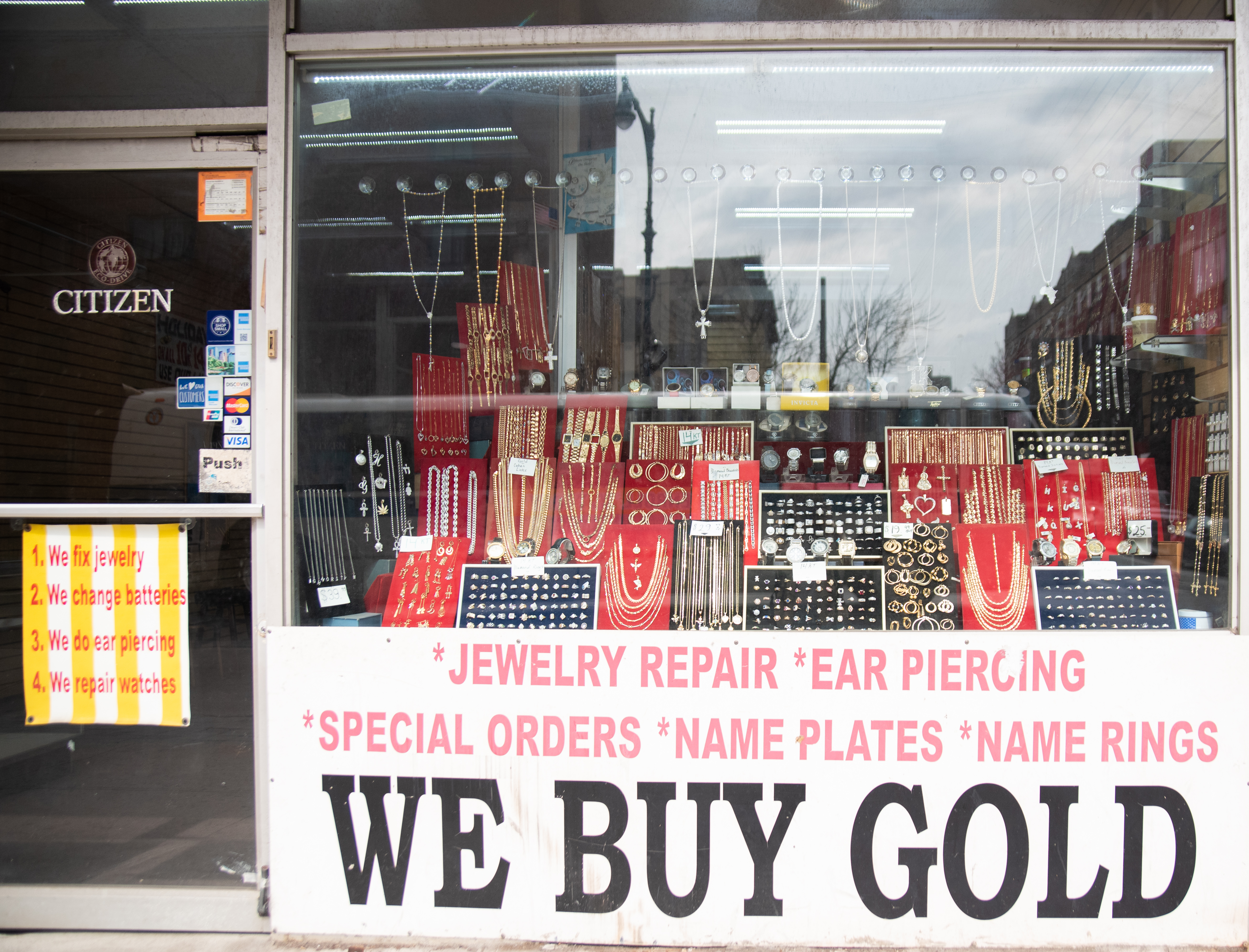 Durante grandes guerras ou crises econômicas, abrir mão de bens preciosos, frequentemente carregados de valor sentimental, como uma jóia de família, é um ato que tem um significado simbólico: uma última tentativa de sobrevivência financeira. Esse gesto é melhor compreendido ao observar a fachada de uma loja que anuncia como forma de exploração do último recurso daqueles que estão financeiramente fragilizados. Exploração mascarada de demanda e, ao mesmo tempo, a única oferta disponível: "compramos o seu bem de família, pelo menor preço possível, porque você não tem outra escolha no momento". Tendo esse gesto como premissa simbólica, resolvi documentar como a propaganda de rua parece ter o poder de determinar o que as pessoas podem aspirar e esperar para as suas próprias vidas. Durante o período que morei em Nova York, caminhando entre os bairros ricos de Manhattan e os considerados periféricos no Queens, me deparei com todo tipo de anúncios de rua, fachadas comerciais, produtos e serviços dispostos nas vitrines das lojas. Cada um desses anúncios carregados de representações visuais e simbolismos que permeavam as escolhas individuais dos residentes daquelas regiões. Com “We buy gold”, não pretendo criar situações comparativas, mas refletir sobre as características socioeconomicas de bairros periféricos e de classe média alta, por meio das escolhas de expressão de suas identidades, diversidades e "necessidades". Ao apresentar esta pesquisa visual, espero revelar uma das nuances do capitalismo e da linguagem do consumo como o principal influenciador no processo de tomada de decisão dos indivíduos.