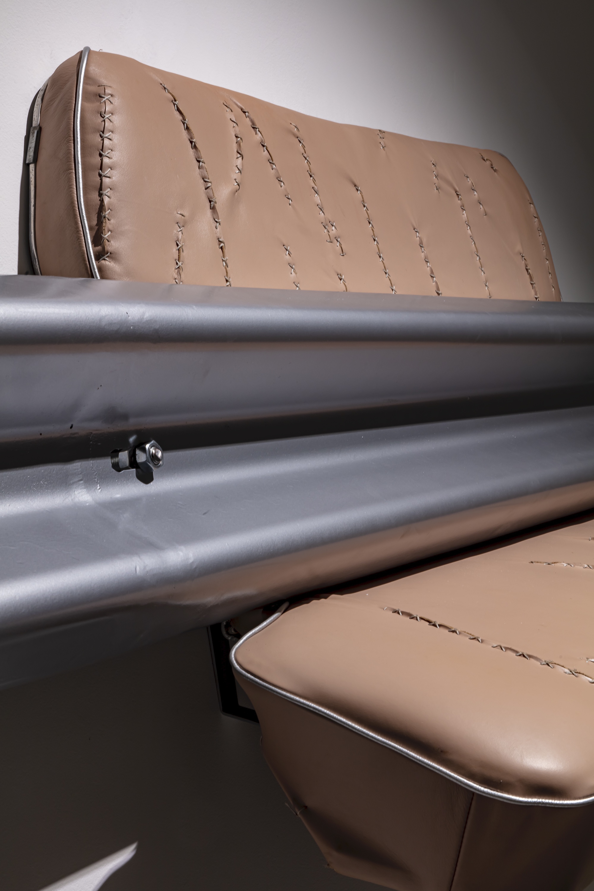 SITTING CRASH, 2022sedili di auto rivestiti in pelle con cuciture capitonné car seats covered in leather with capitoneé stitching metallo (guardrail)worked metal (guardrail) installazione a muro, (239 x 81 x 41 cm)wall installation, (239 x 81 x 41 cm) ed. unica unique work