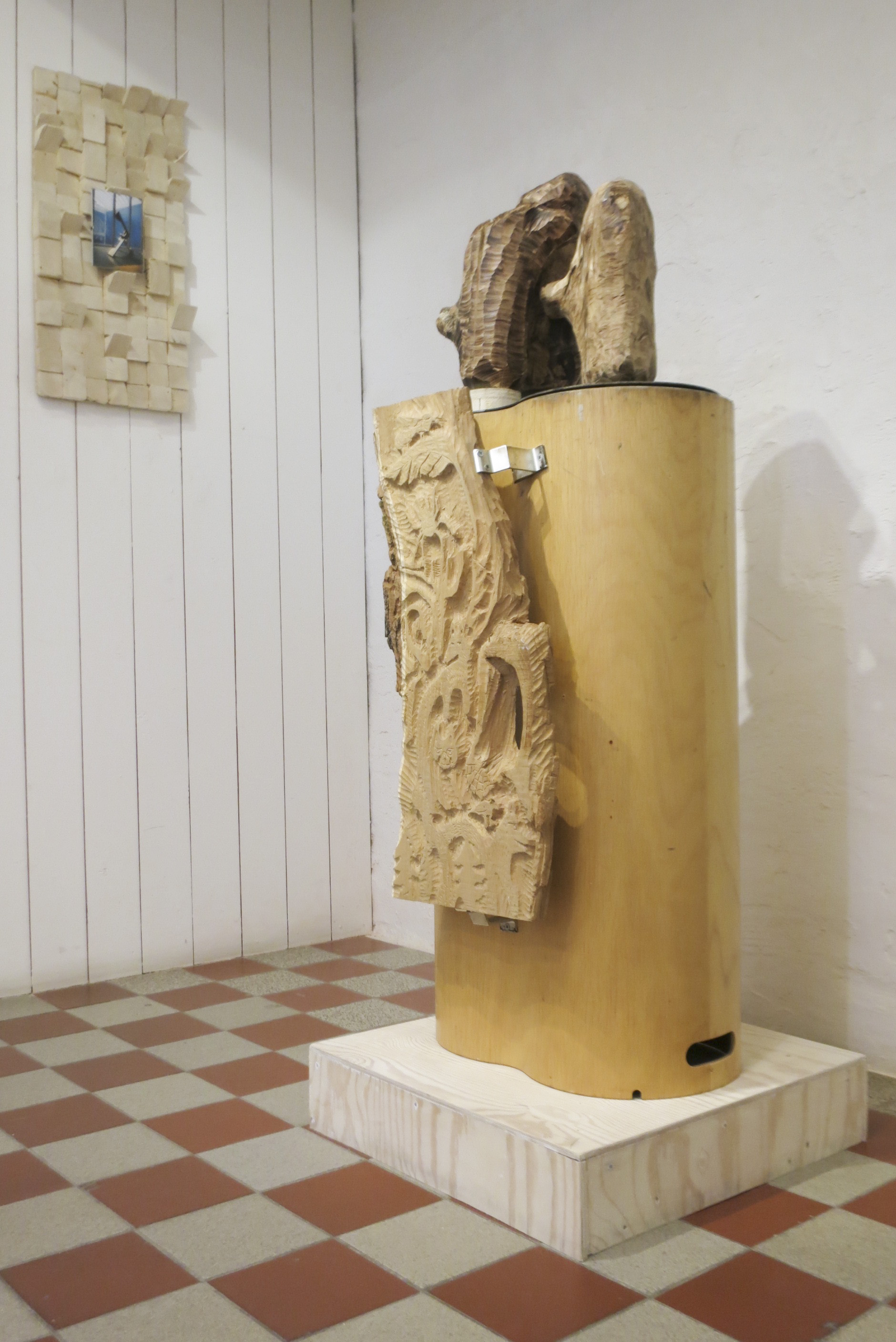 Bülows Forest Public library trash can, carved fruit tree and sanded Vogelbeerbaum. On white podium. 2021