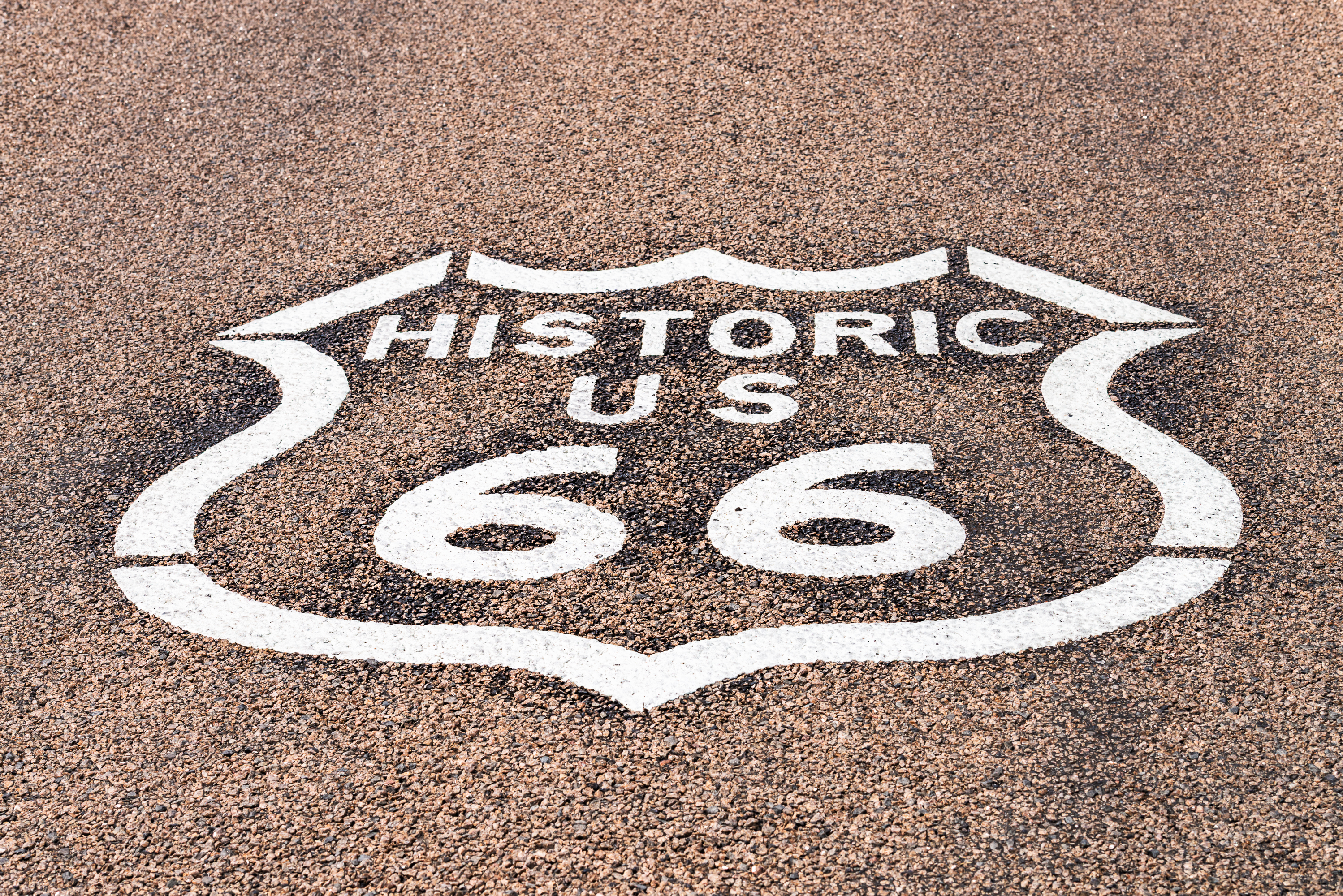 La route 66. Elle va de Chicago à Los Angeles jusqu'au pier (quai) de la plage de Santa Monica.