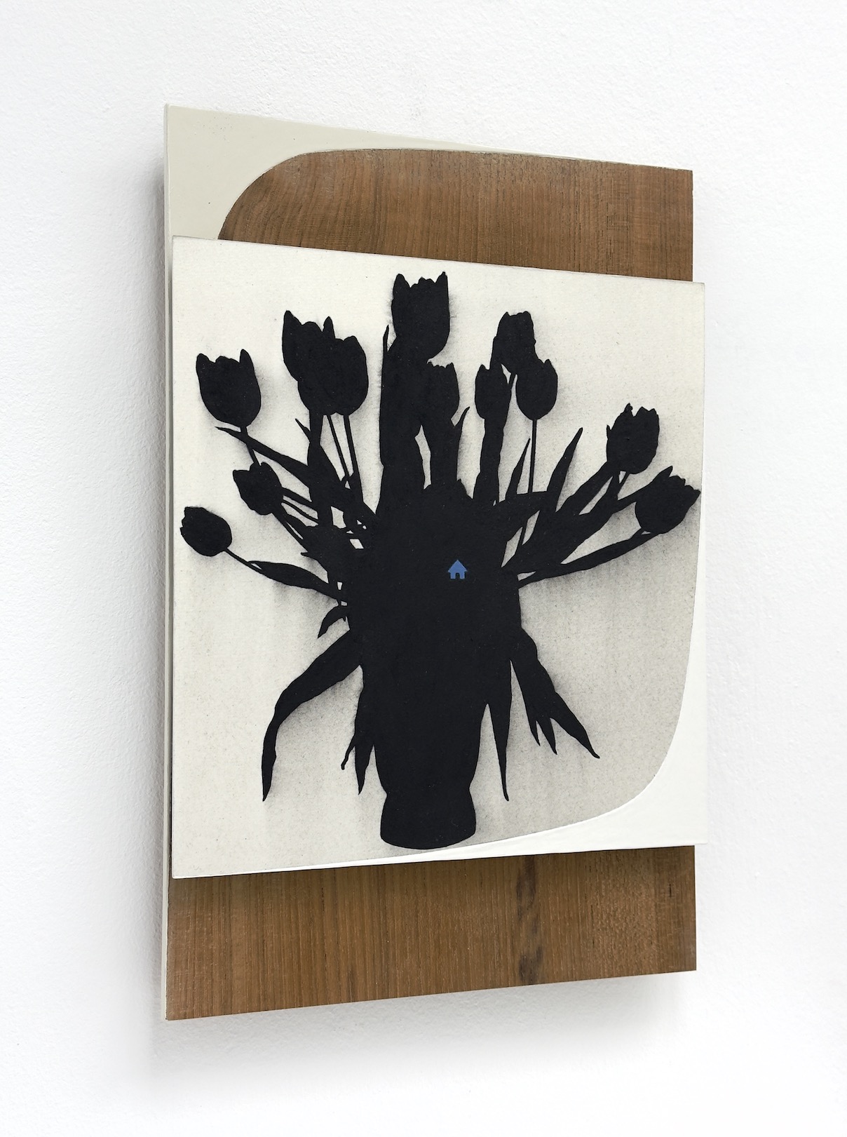 ‘Where the heart is’, 2024, conté pencil, acrylic and alkyd on paper/aluminium and teak wood panel, 30 x 20 cm, private collection.