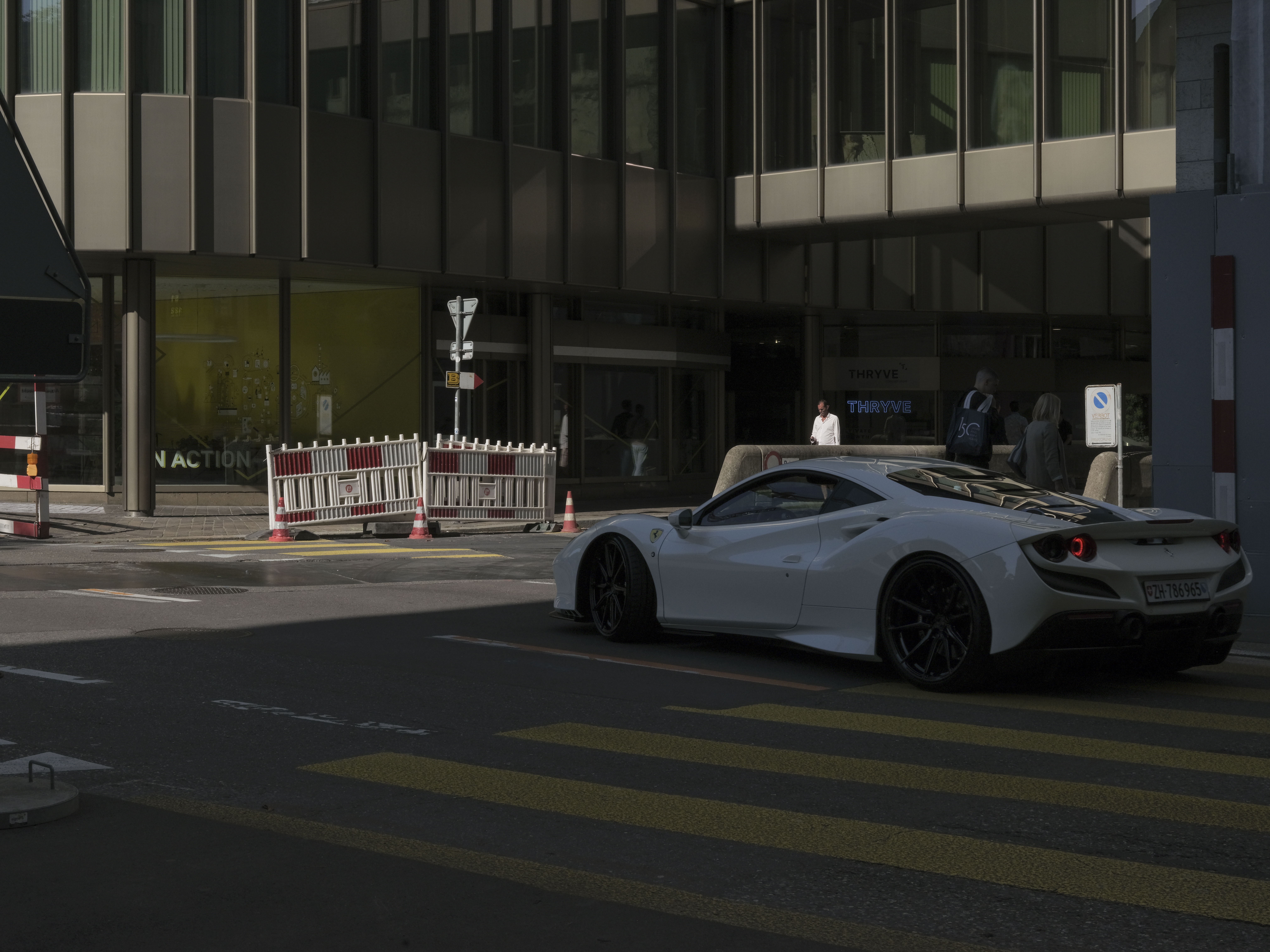 Le quartier des banques à Zurich est quand même bien plus luxueux de celui à Genève. On est loin du quiet luxury.
