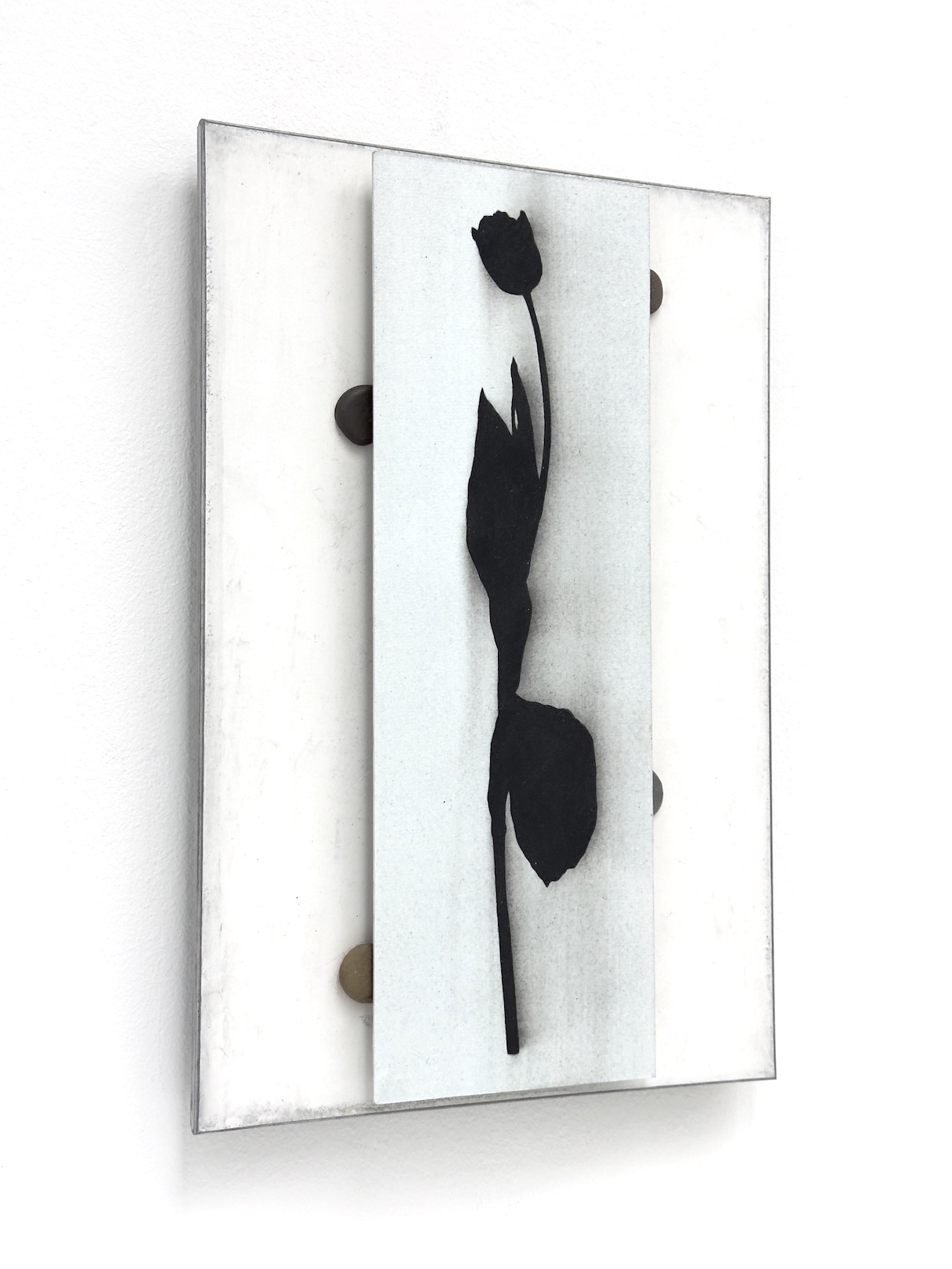 ‘How the beach coloured a domestic scene’, 2024, conté pencil and acrylic on paper/aluminium, plaster and pebbles on aluminium and plaster profile, 30 x 20 cm.