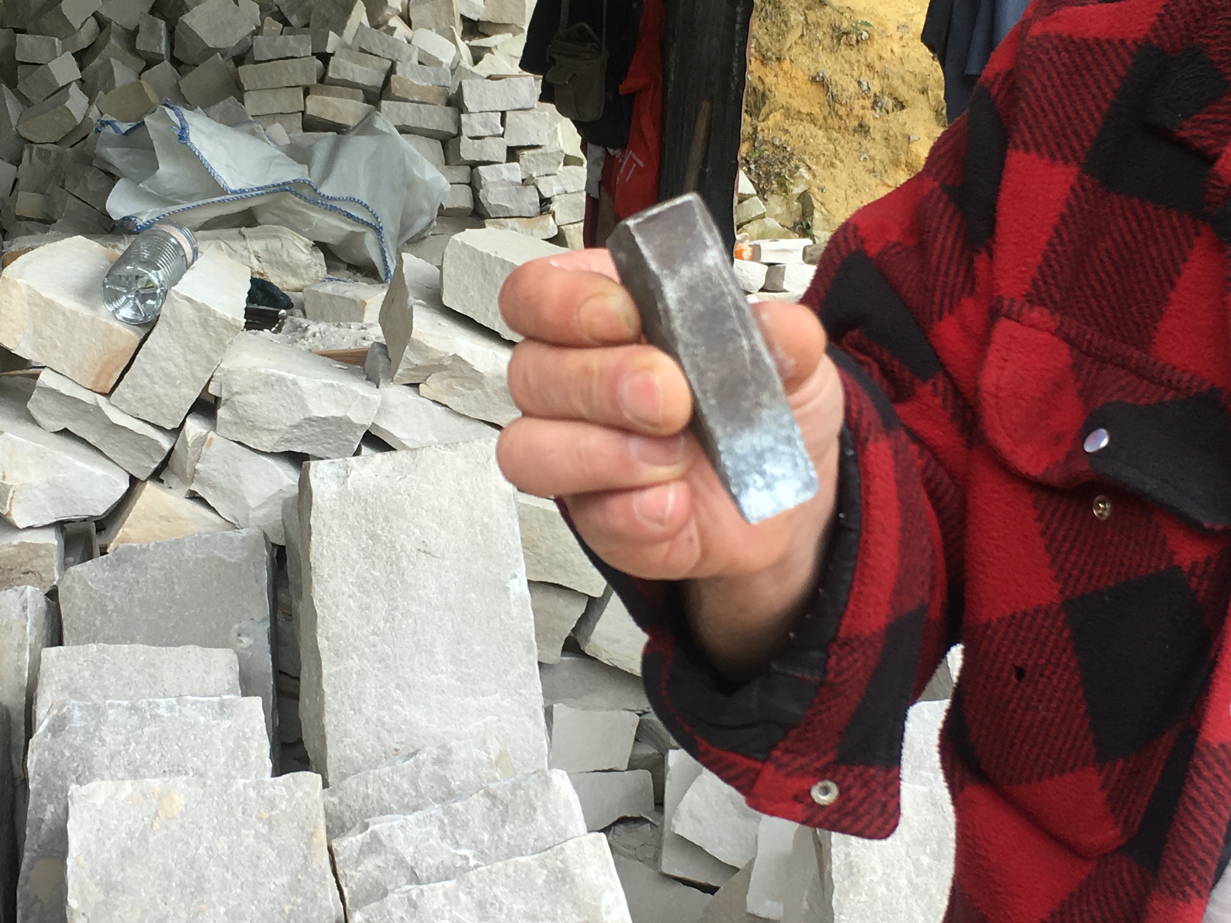 Le "coin" est fabriqué à partir d'anciens outils usés