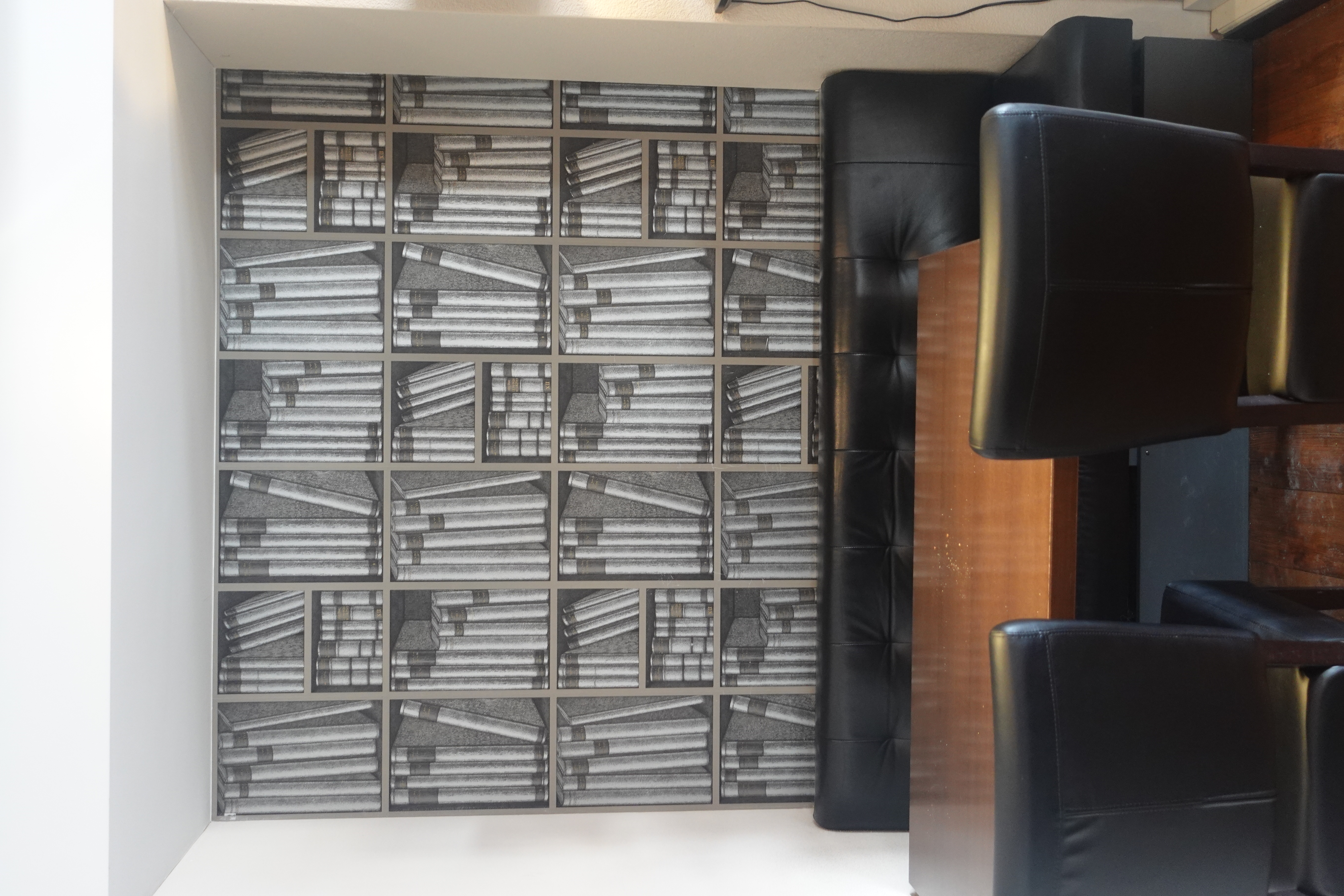 Bücherwand im Cafe Baumann in Andermatt