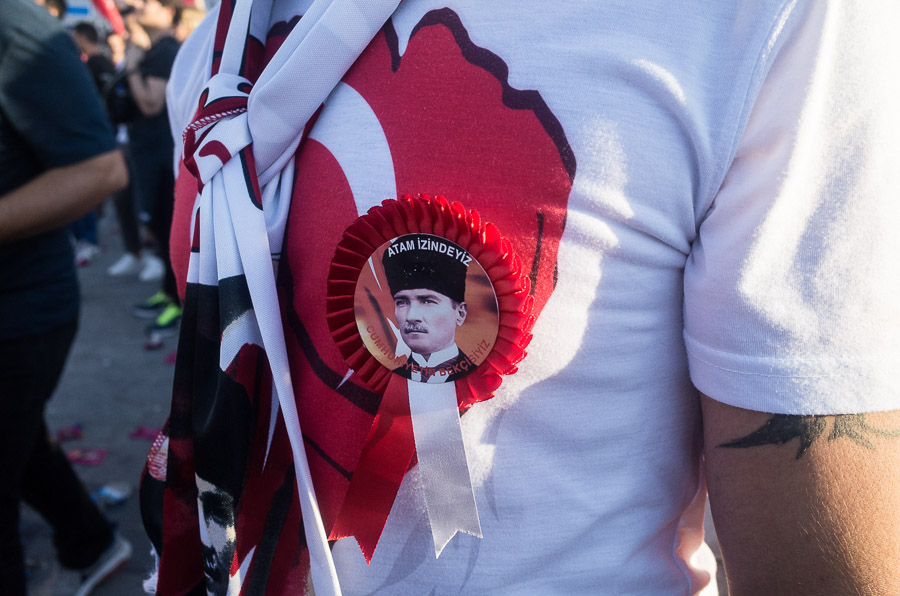 Meeting des partisans du CHP, 10 jours apr&egrave;s le coup d'&eacute;tat avort&eacute; en Turquie. Quelques jours apr&egrave;s ce meeting, le leader du CHP, Kili&ccedil;daroglu, acceptera de rejoindre "l'union sacr&eacute;e" autour de Erdogan. Pourtant, nombre des partisans du CHP, sorte de gauche lib&eacute;rale nationaliste, plut&ocirc;t la&icirc;que, sont inquiets de la mont&eacute;e du conservatisme religieux.