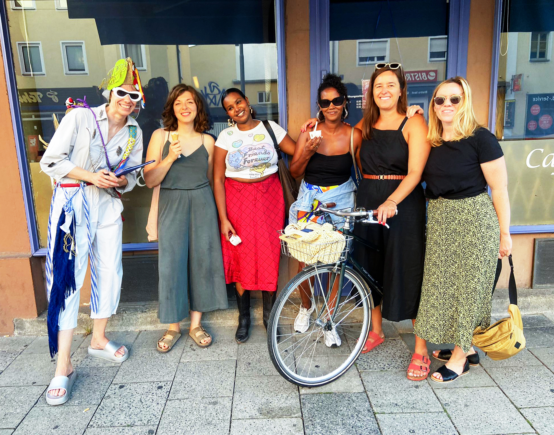 Meeting and networking with artists and residents at Alpenplatz. Performer: Franziska Windolf. Munich Giesing, 2023. Photograph: Leonid Hrytsak.