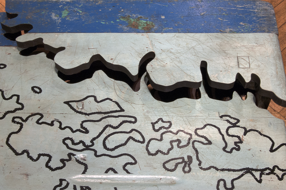 Alicia VillarrealDe la serie: Grabar el territorio (C-14), 2009Pupitre escolar intervenido, dislocado, serigrafía, corte y ensamblaje51 x 61,5 x 41,5 cm