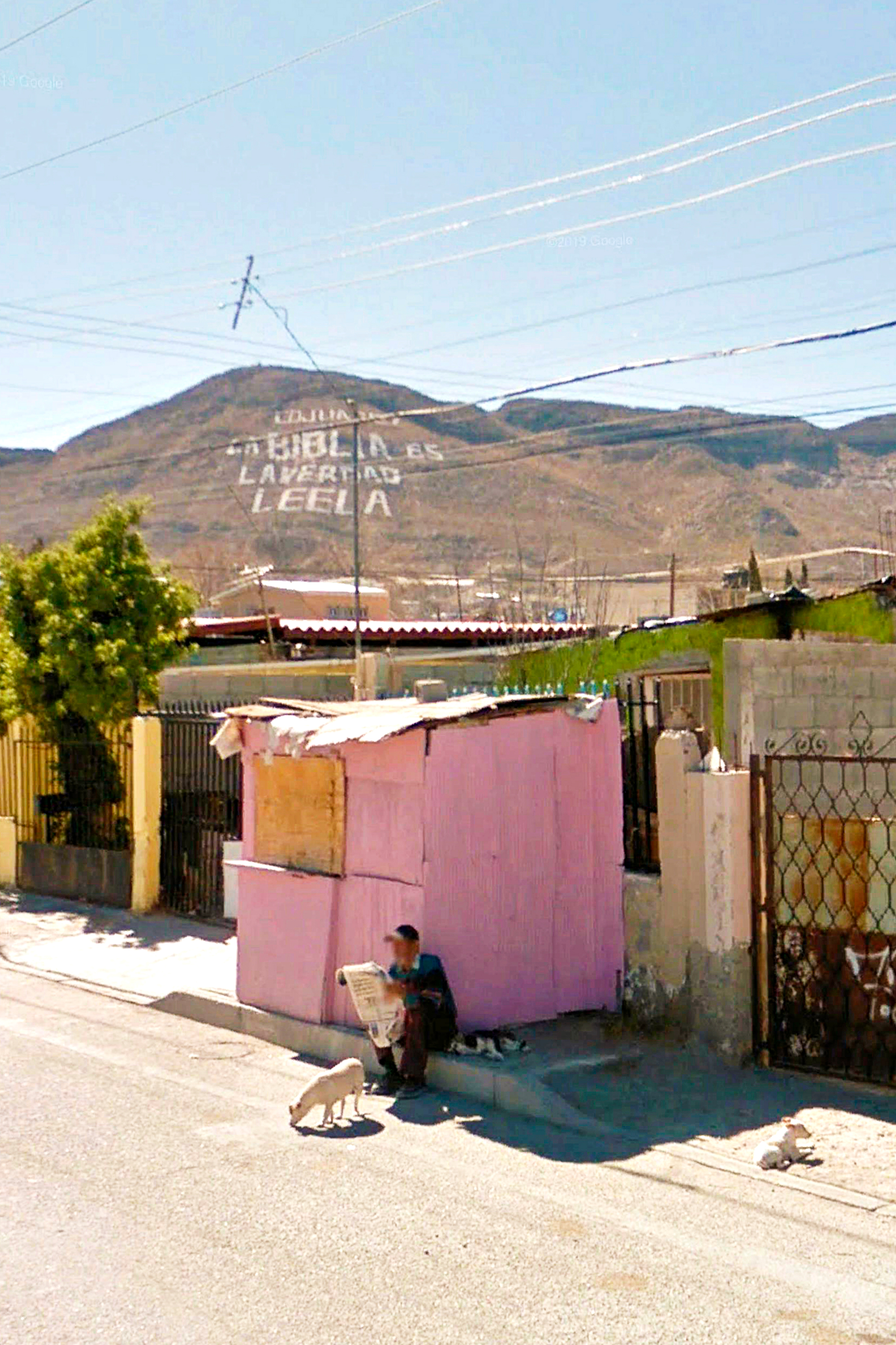 4130 Calle Plata. En 2018 las iglesias cristianas de Ciudad Juárez buscaban que la organización Guinness World Records reconociera el mensaje “La Biblia es la verdad léela”, que se encuentra en un cerro de la ciudad, como uno de los más grandes del mundo. El mensaje tiene casi 35 años, ya que fue realizado en 1987.