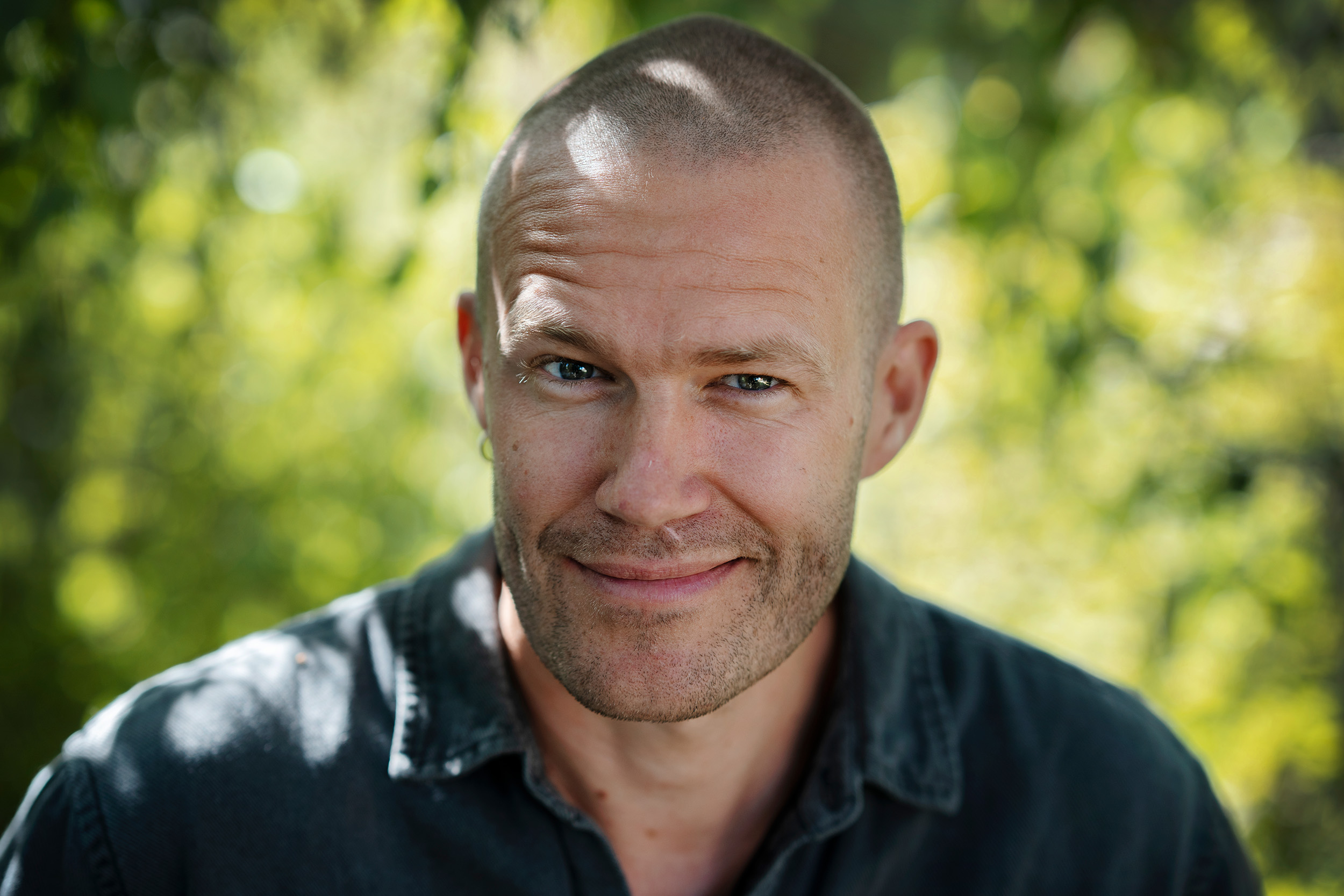 Nils JarlsboAnimation / Design / Illustrationnils@alsterfilm.seGrafisk diversearbetare med master i visuell kommunikation från Konstfack och femton års erfarenhet av att göra världen lite roligare. Bland kunderna finns Acne, Cinemateket, Forum för levande historia, Kulturhuset Stadsteatern, Svenska konståkningsförbundet, Svenskt Vatten och Stockholms stad. Representerad av Agent Bauer.