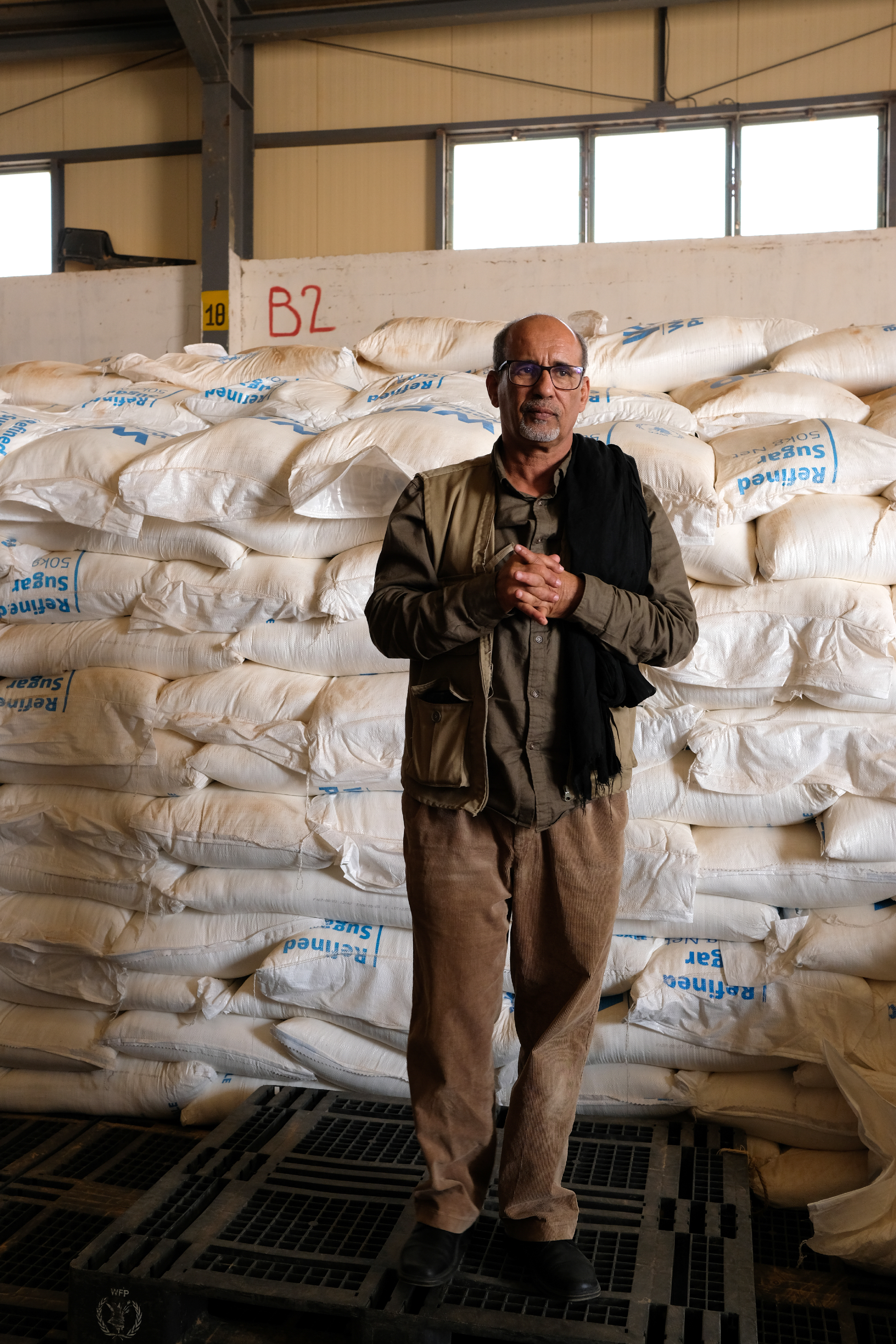 Le président du Croissant-Rouge Sahraoui, Yahia Bouhbini, dans l'entrepôt à Rabouni, février 2024.